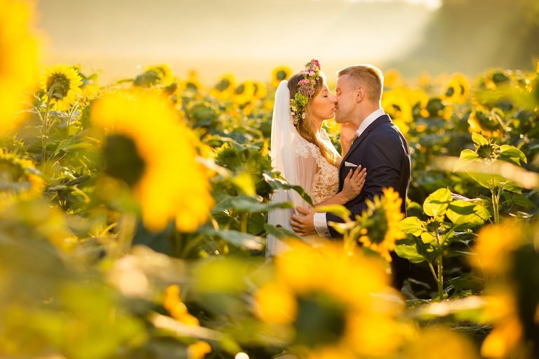 plener slubny o wschodzie slonca, sesja slubna wschod slonca, sesja slubna slask, plener slubny slask, sesja slubna na polu slonecznikow, plener slubny pole slonecznikow, sesja slubna w slonecznikach, plener slubny sloneczniki, romantyczna sesja slubna slask, fotografia slubna czestochowa, zdjecia slubne zawiercie, fotografia ślubna Kraków, fotografia ślubna śląsk, zdjęcia ślubne kraków, fotograf ślubny śląsk, dwóch fotografów na ślub, fotograf czechowice, zdjęcia ślubne bielsko, fotografia ślubna bielsko, www.magiaobrazu.com, Anna i Jacek Bieniek,