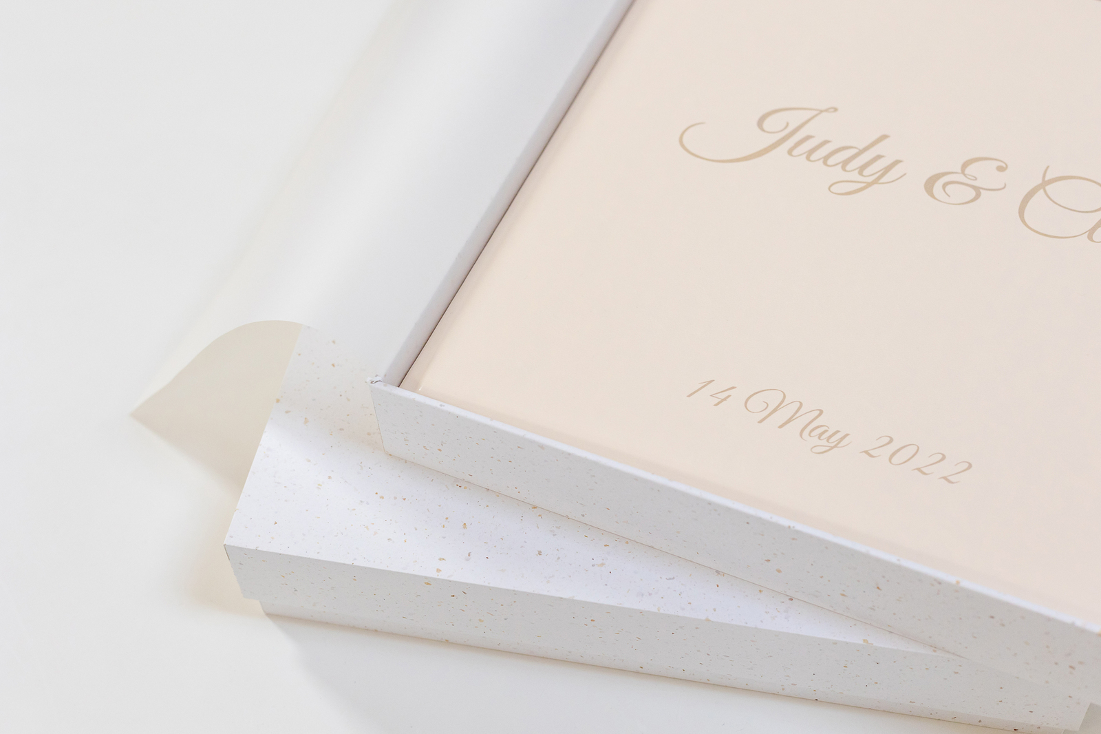 Ekskluzywny album ślubny w jasnej skórzanej oprawie w nadrukiem UV - fotografia ślubna