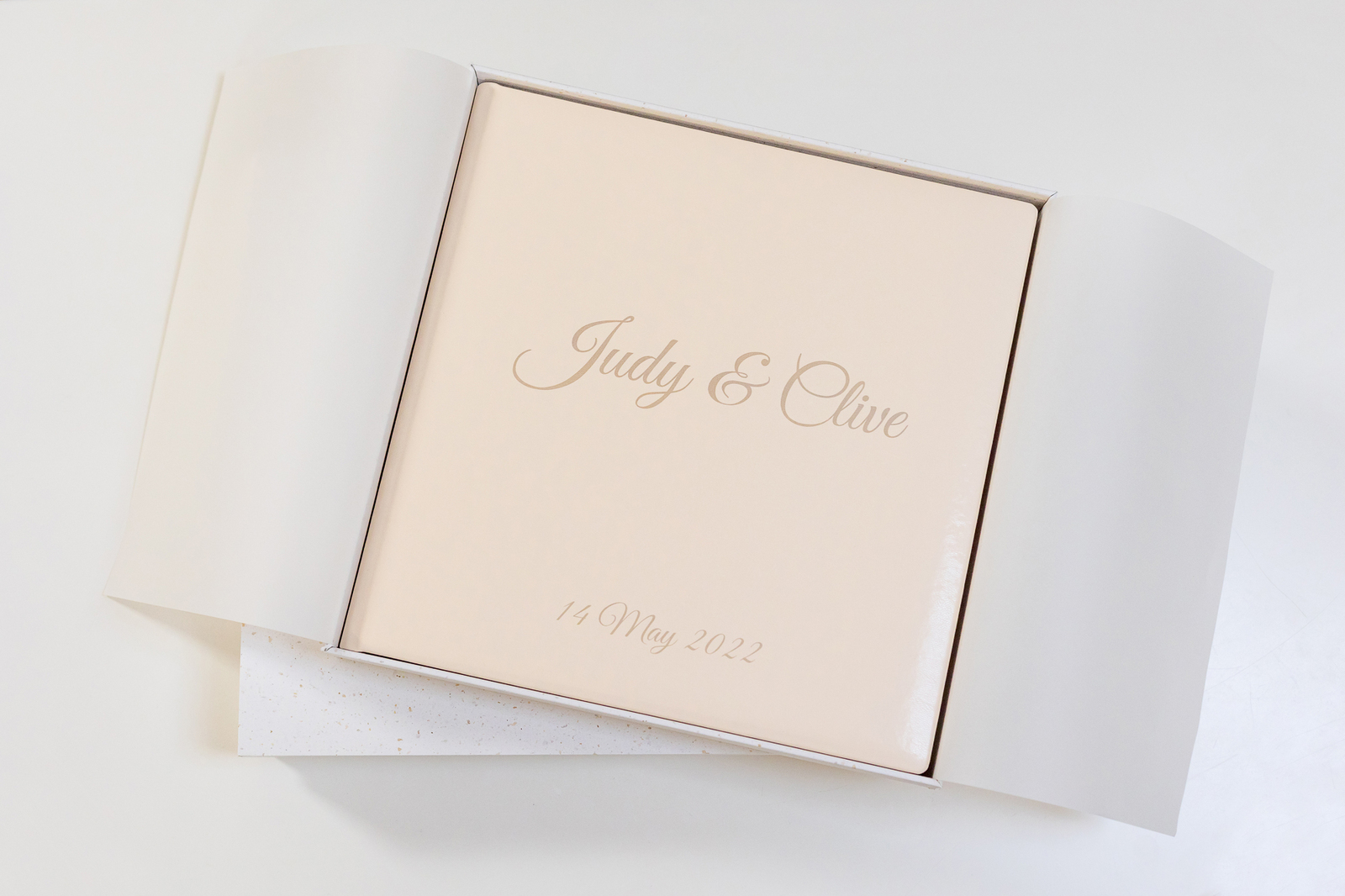 Ekskluzywny album ślubny w jasnej skórzanej oprawie w nadrukiem UV - fotografia ślubna