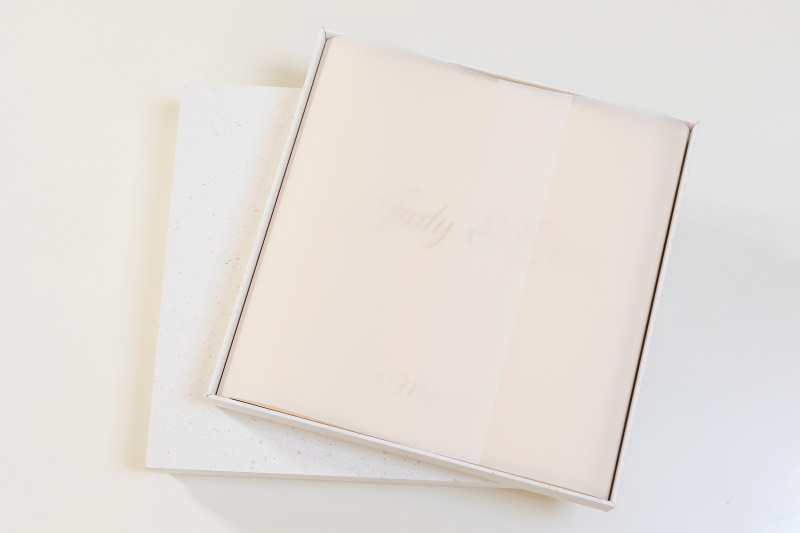 Ekskluzywny album ślubny w jasnej skórzanej oprawie w nadrukiem UV - fotografia ślubna