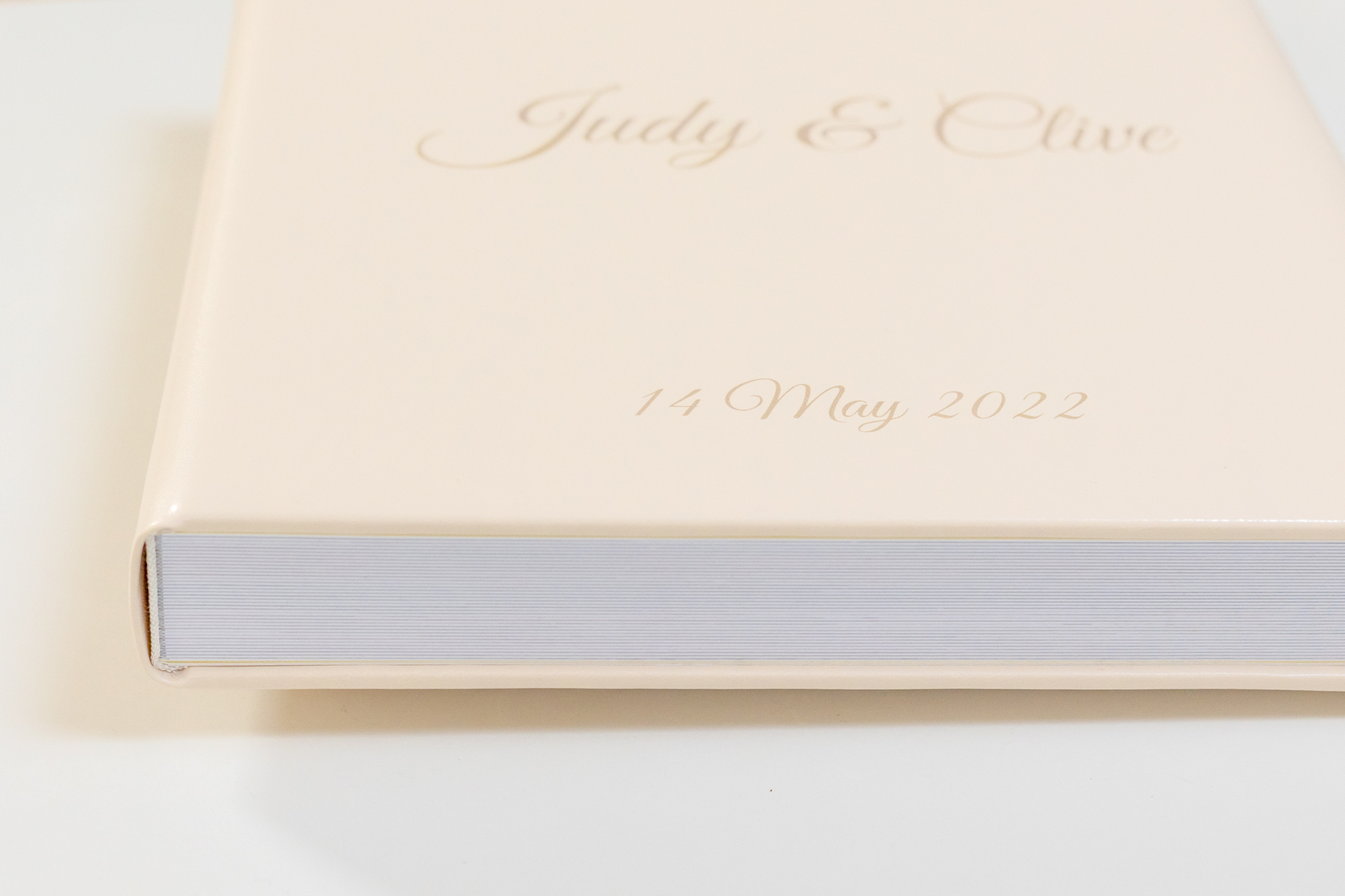 Ekskluzywny album ślubny w jasnej skórzanej oprawie w nadrukiem UV - fotografia ślubna