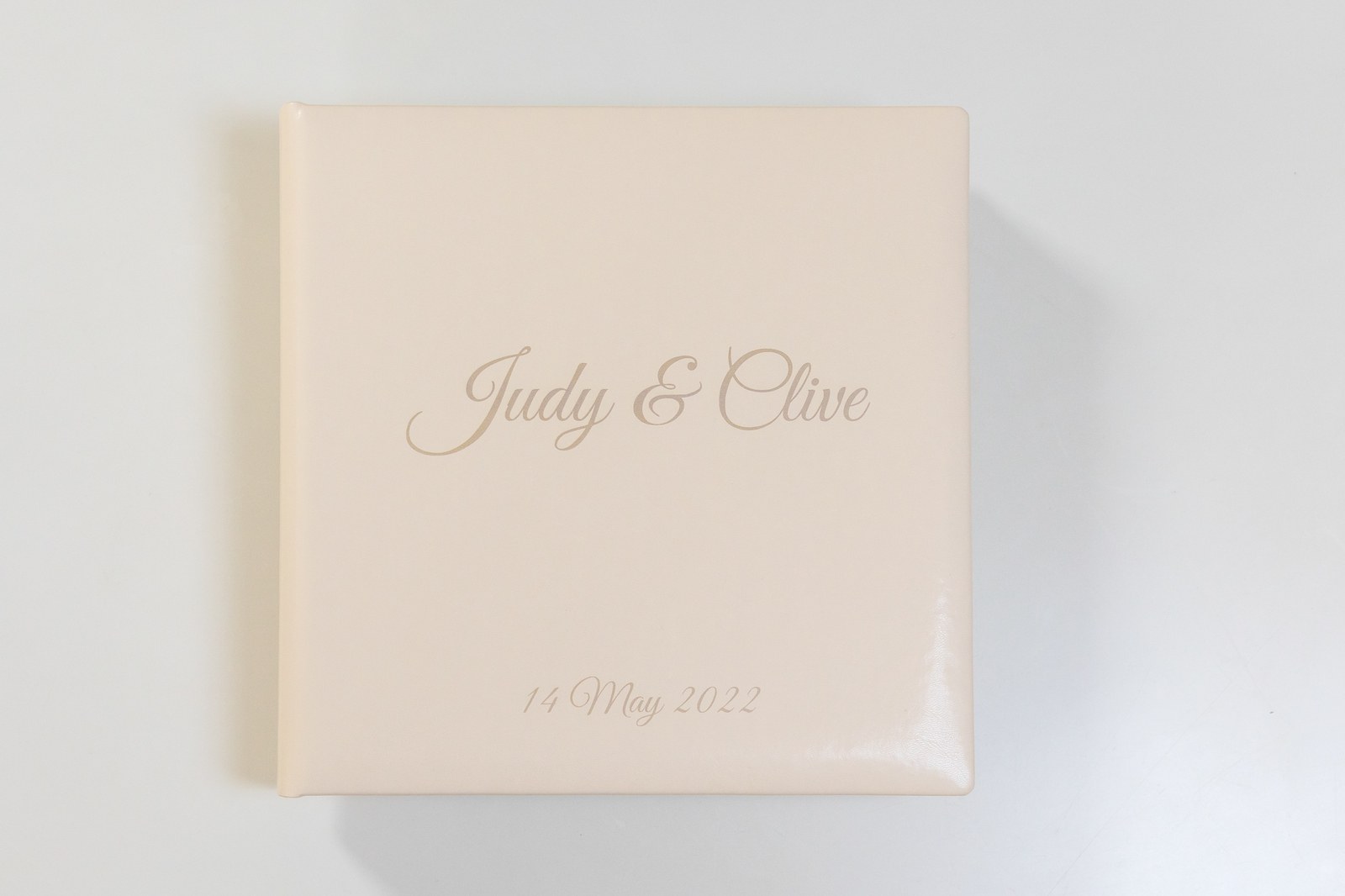 Ekskluzywny album ślubny w jasnej skórzanej oprawie w nadrukiem UV - fotografia ślubna