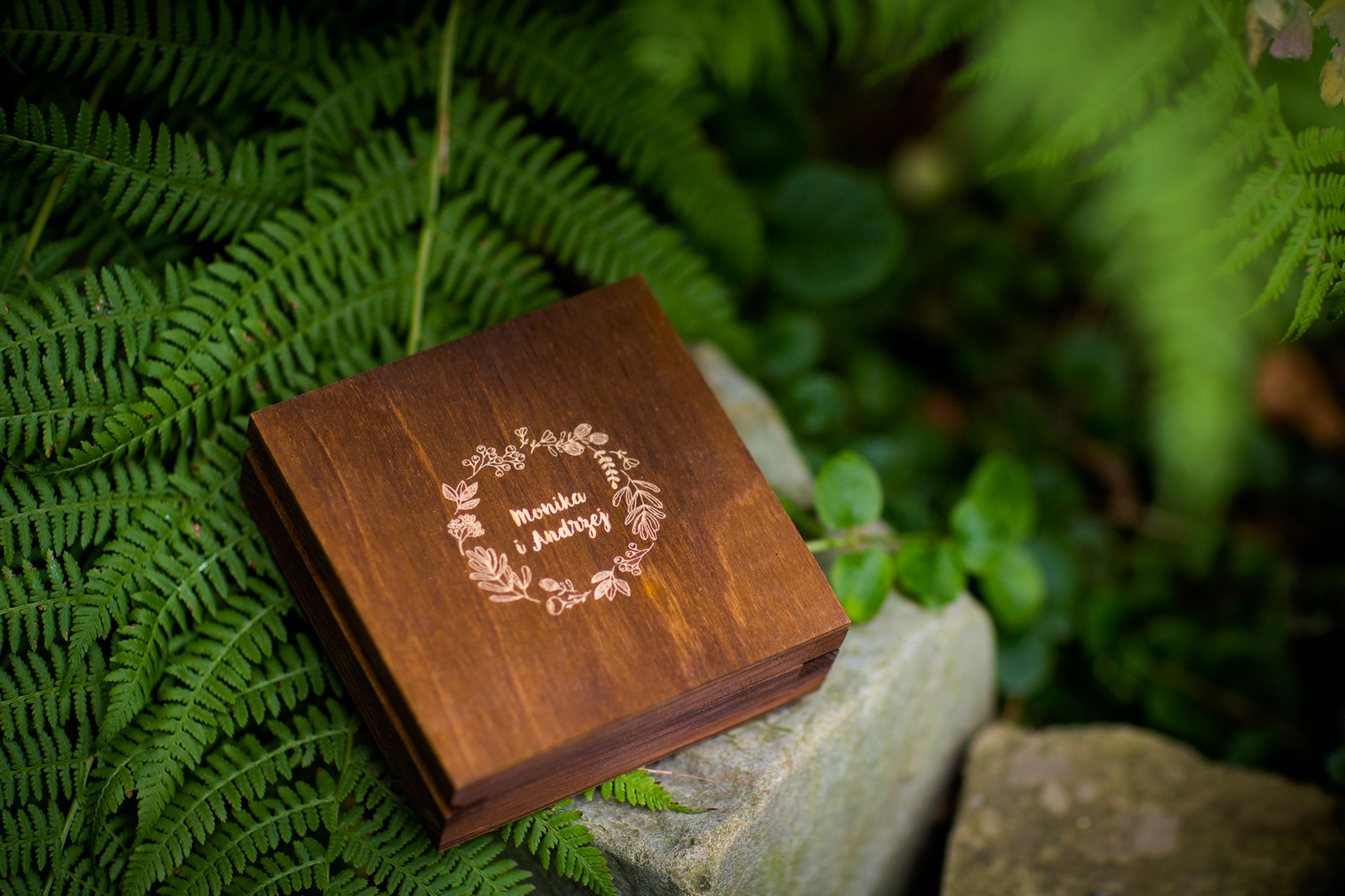 Drewniany pendrive ze zdjęciami - fotografie produktu