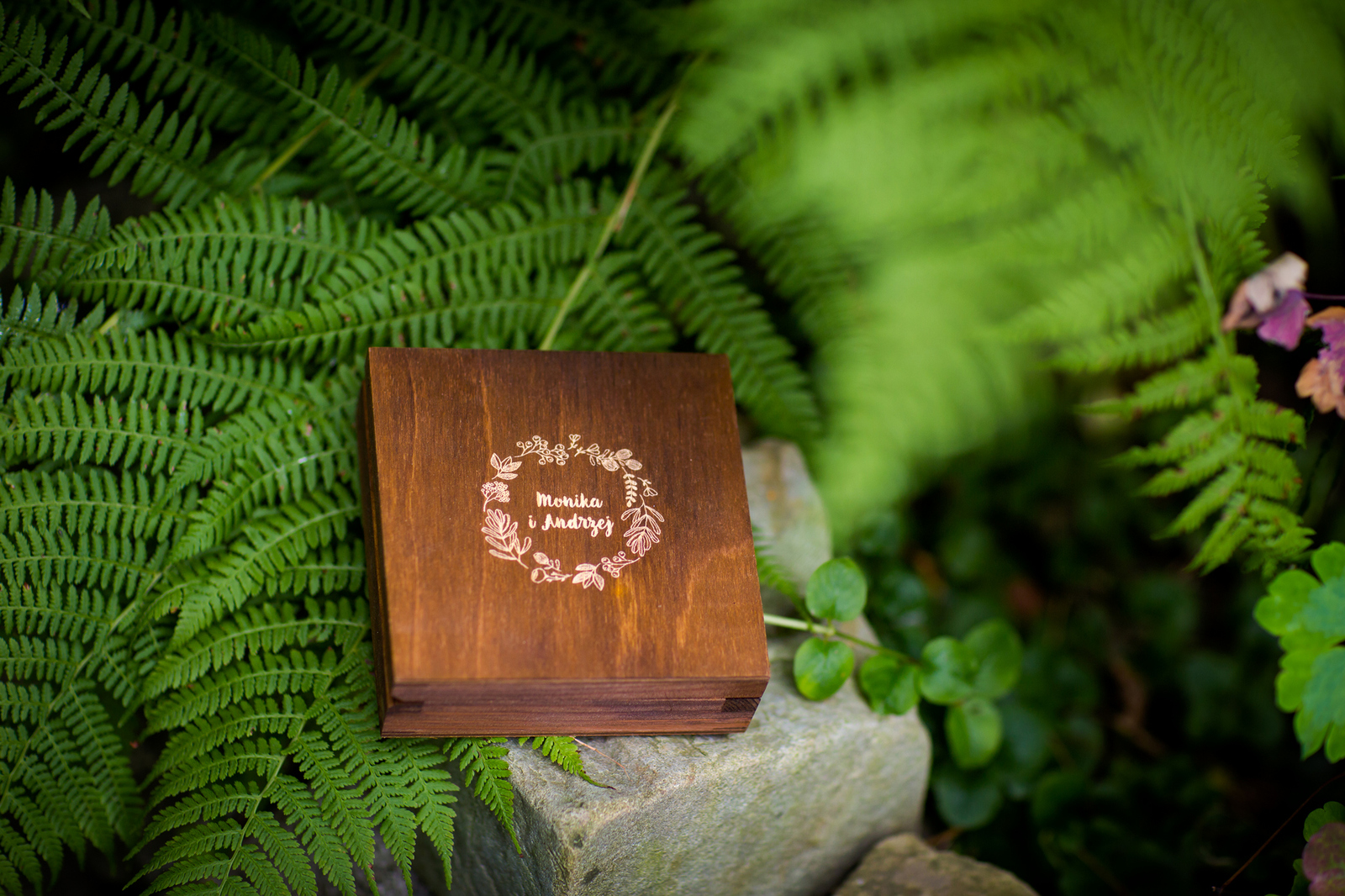 Drewniany pendrive ze zdjęciami - fotografie produktu