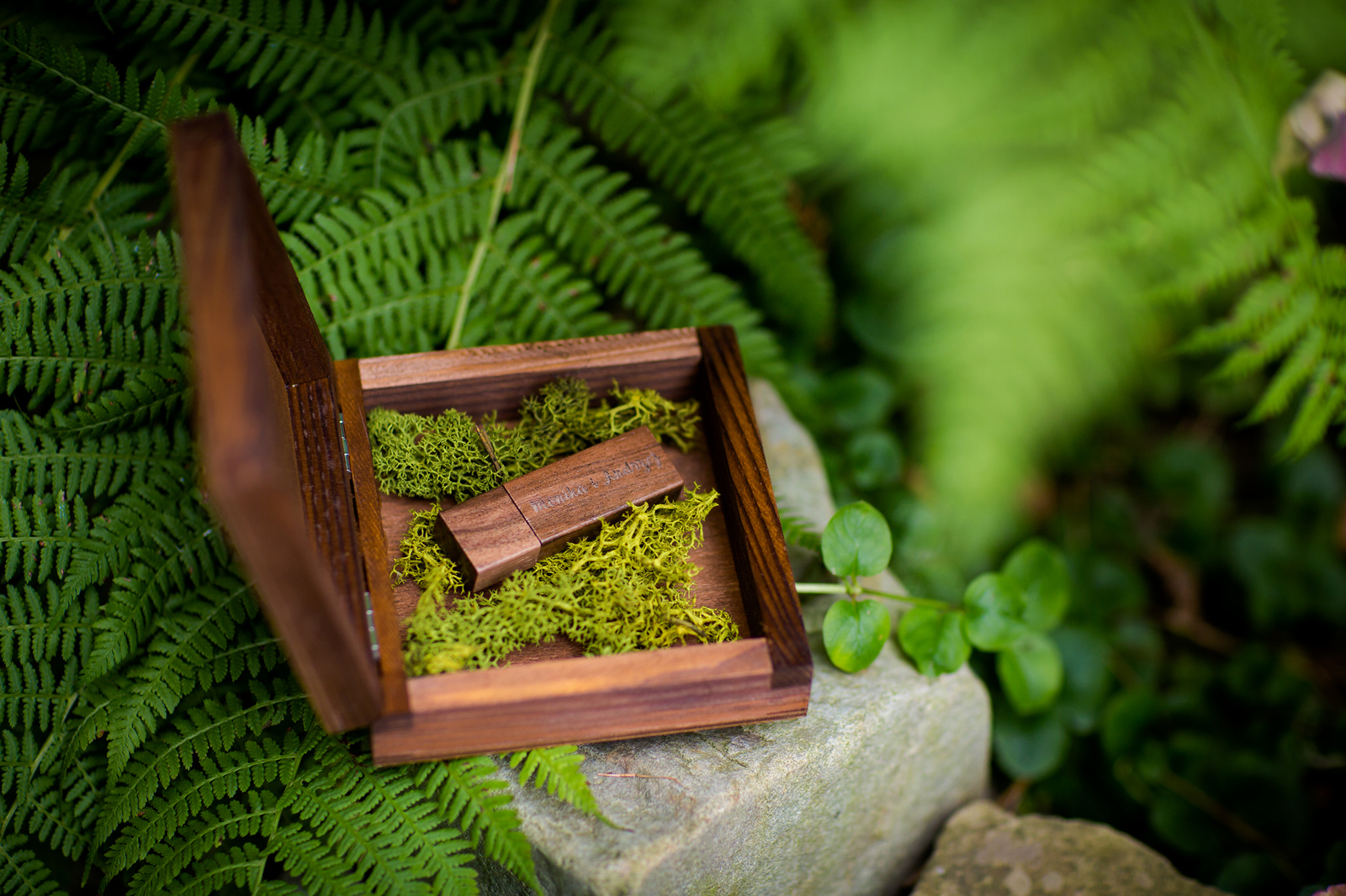 Drewniany pendrive ze zdjęciami - fotografie produktu