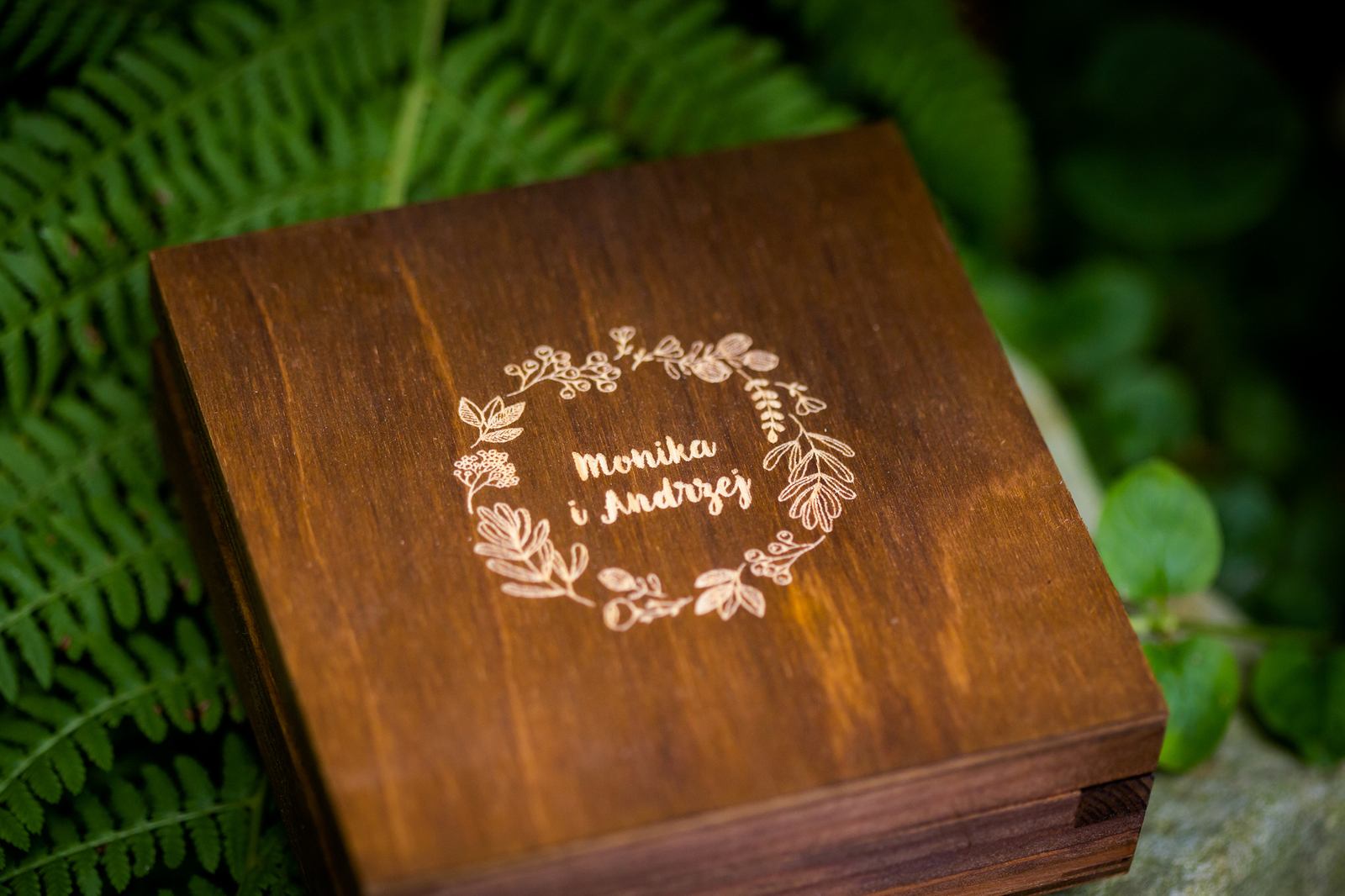 Drewniany pendrive ze zdjęciami - fotografie produktu