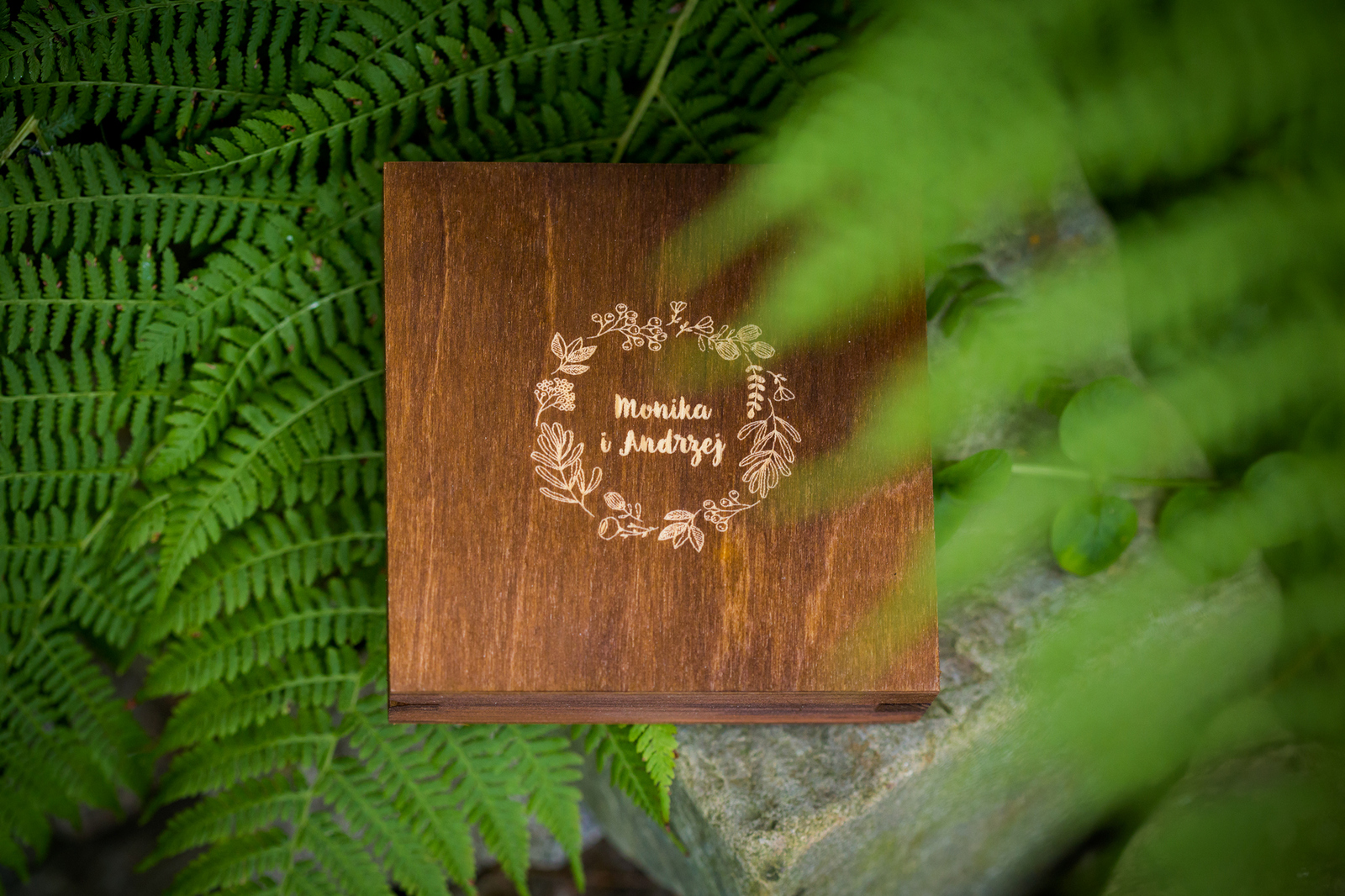 Drewniany pendrive ze zdjęciami - fotografie produktu