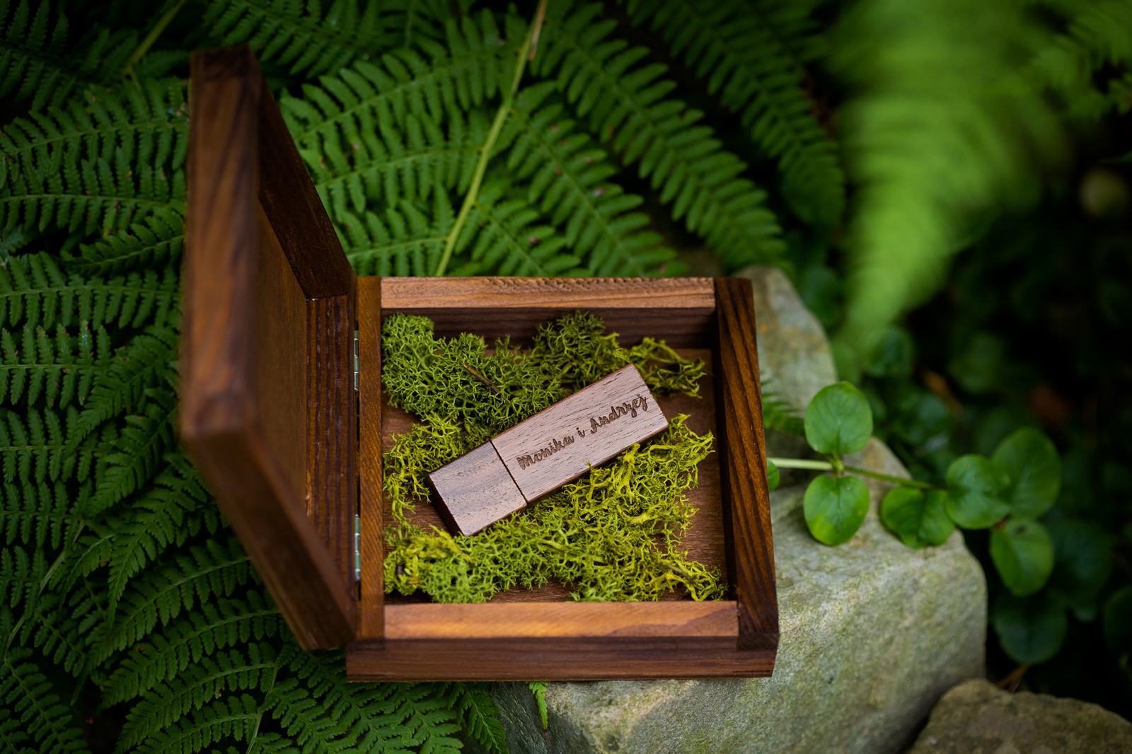 Drewniany pendrive ze zdjęciami - fotografie produktu