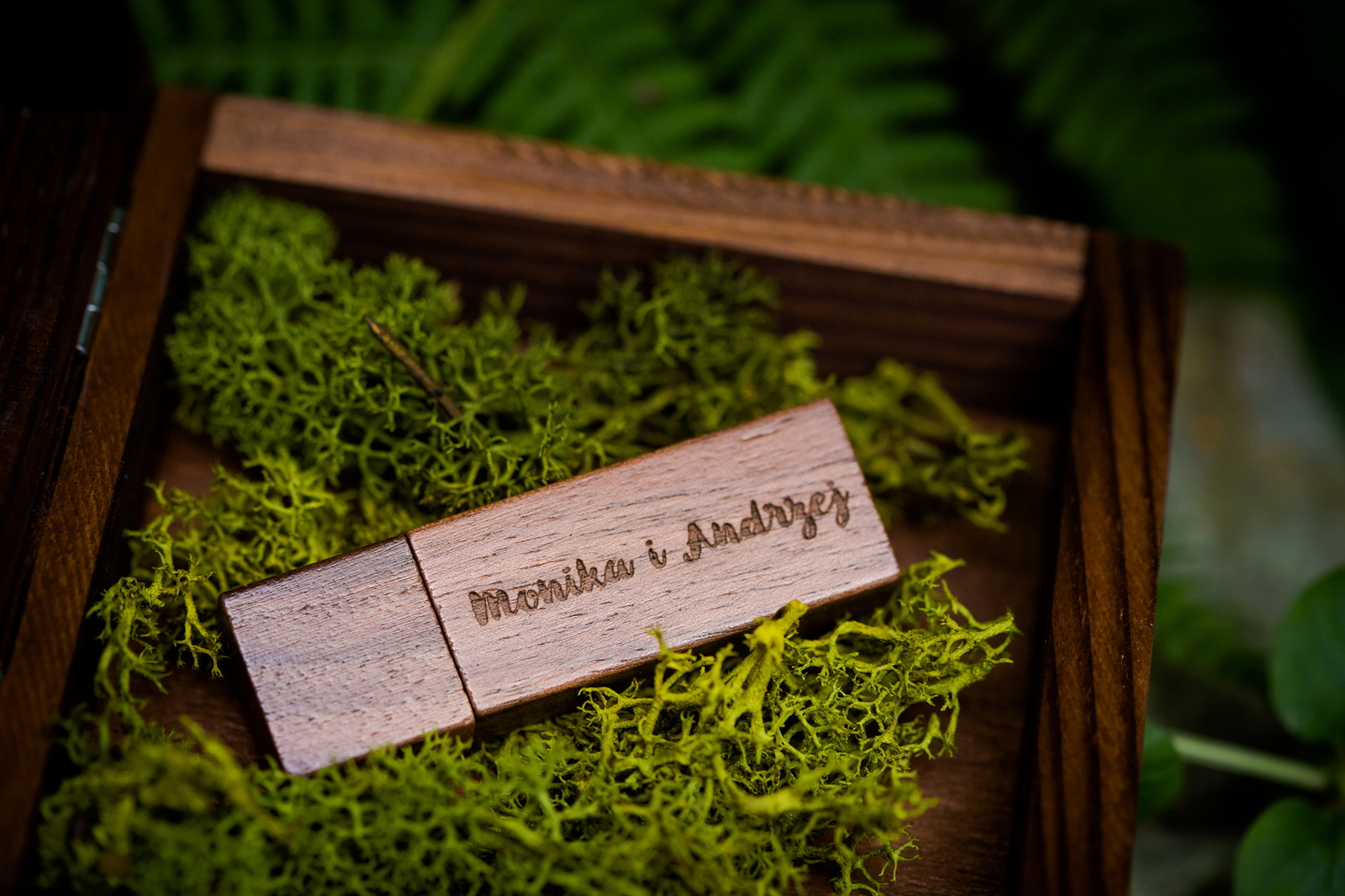 Drewniany pendrive ze zdjęciami - fotografie produktu