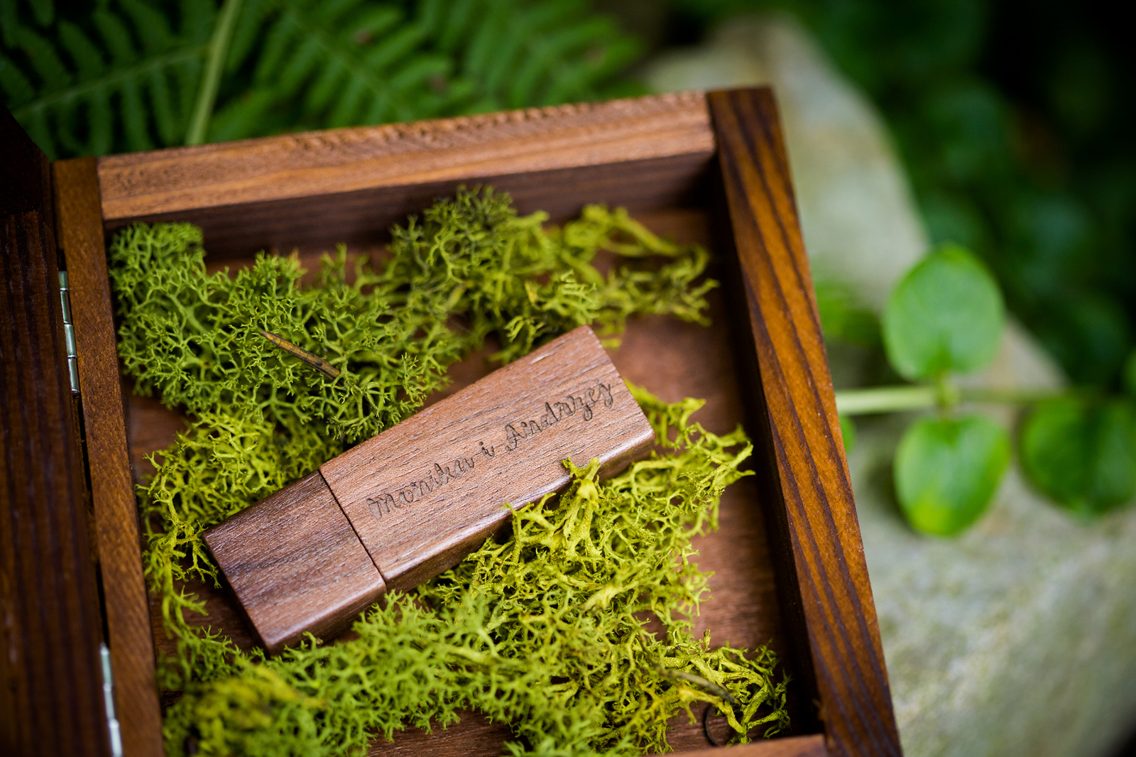 Drewniany pendrive ze zdjęciami - fotografie produktu