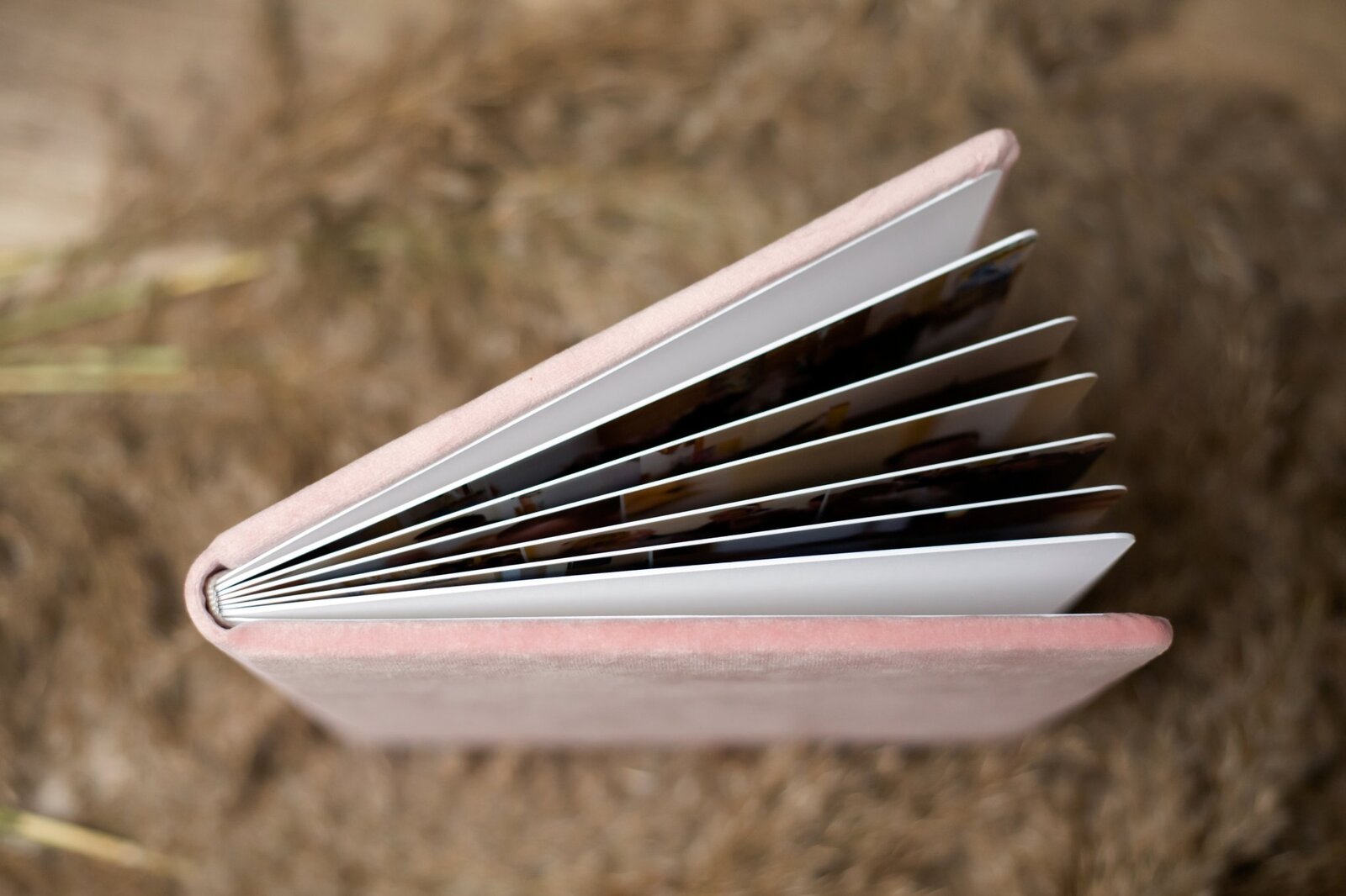 fotoalbum w aksamitnej oprawie, albumy aksamitne, albumy w aksamicie, fotoalbum aksamitny, fotoksiazka, fotoalbum slubny, ksiazka slubna, pamiatka slubna, pamiatka ze slubu, fotografia slubna, minialbumy, www.magiaobrazu.com, plener slubny, fotograf slubny slask, zdjecia slubne Bielsko, fotograf slubny Krakow; sesja subna bielsko, zdjecia slubne,