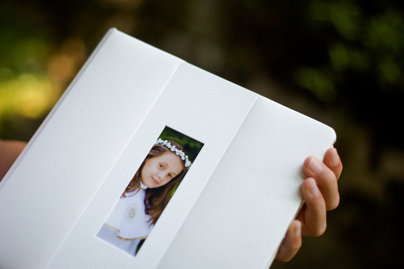 Fotoalbum z komunii - piękny album ze sztywnymi kartami w białej oprawie z ekoskóry
