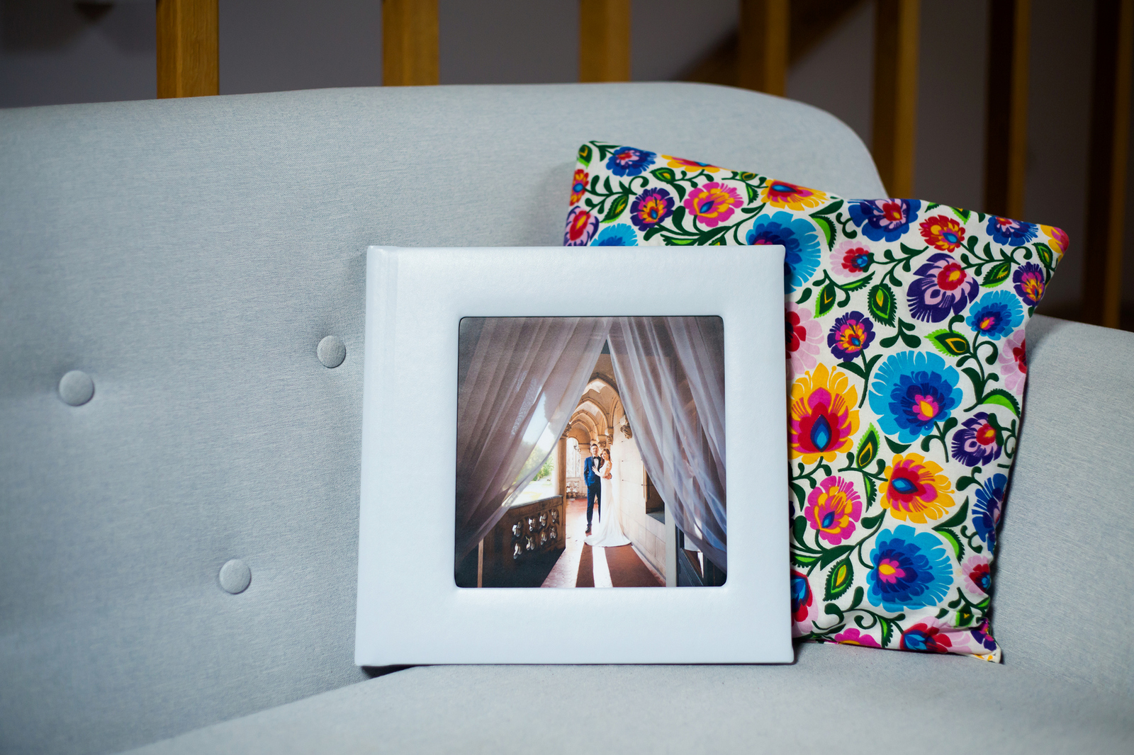 Elegancka fotoksiążka ze ślubu oprawiona w ekoskórę z okienkiem na zdjęcie