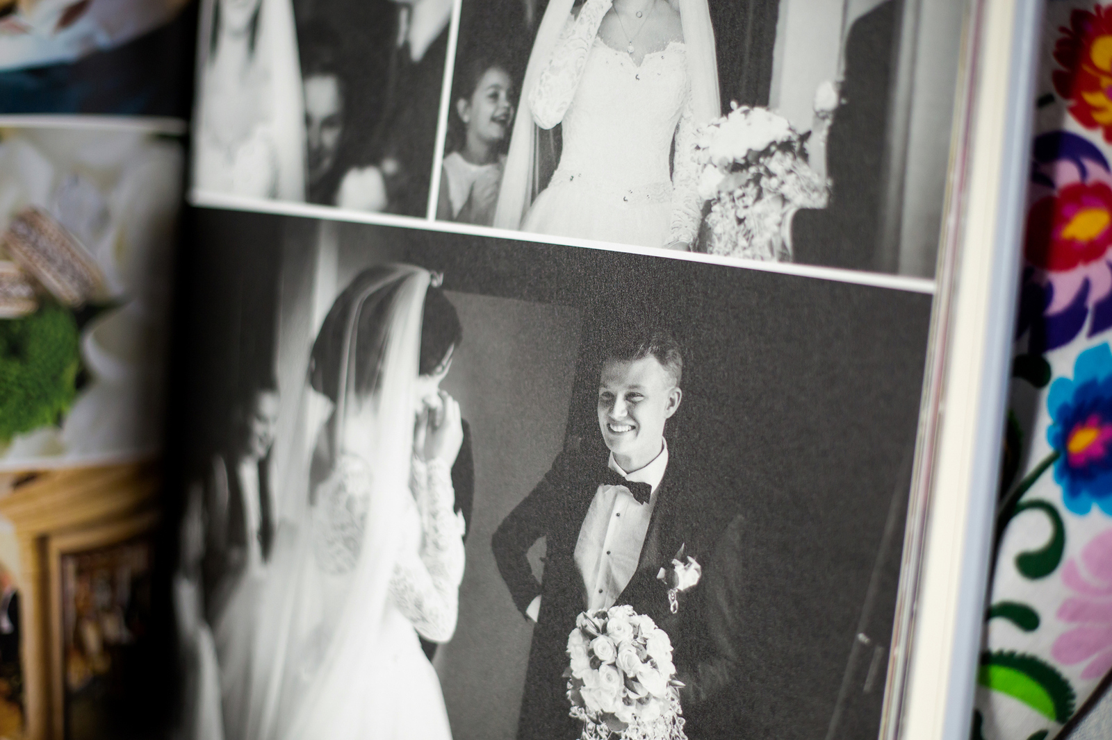 Elegancka fotoksiążka ze ślubu oprawiona w ekoskórę z okienkiem na zdjęcie