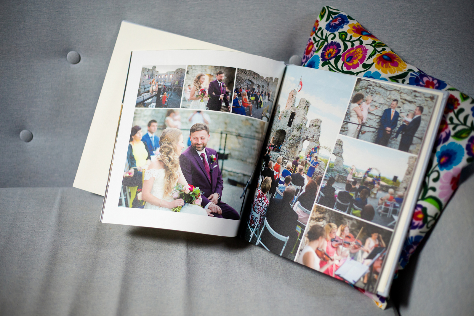 Elegancka fotoksiążka ze ślubu oprawiona w ekoskórę z okienkiem na zdjęcie