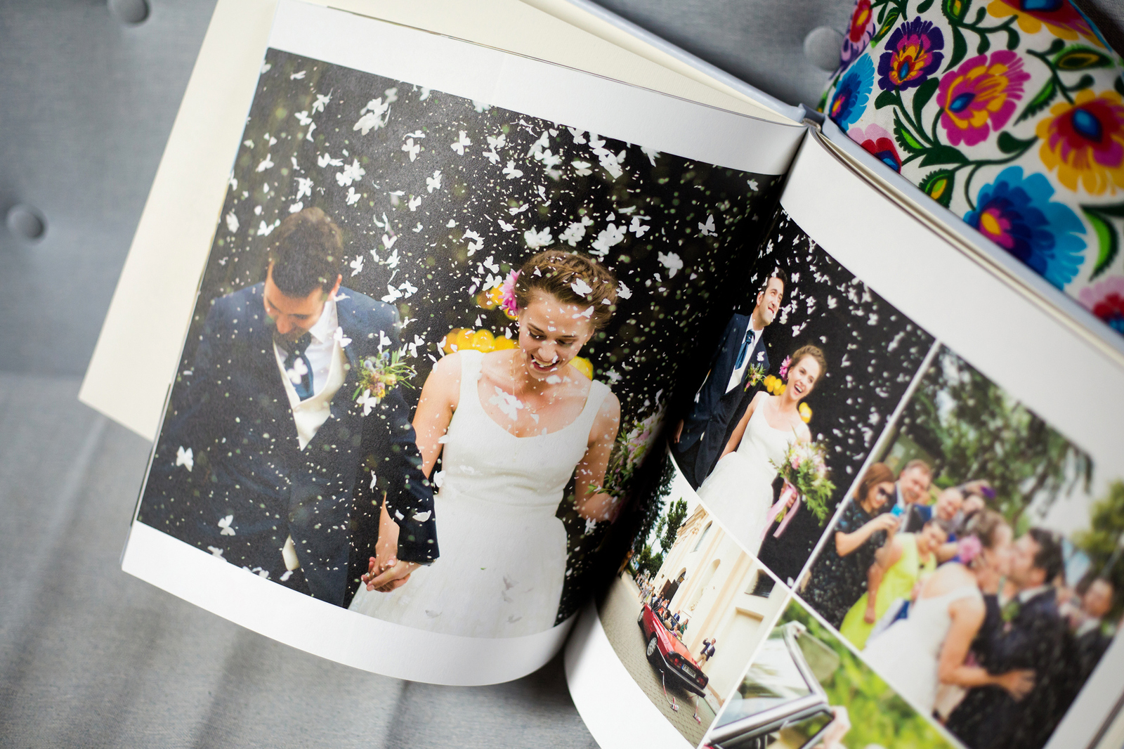 Elegancka fotoksiążka ze ślubu oprawiona w ekoskórę z okienkiem na zdjęcie