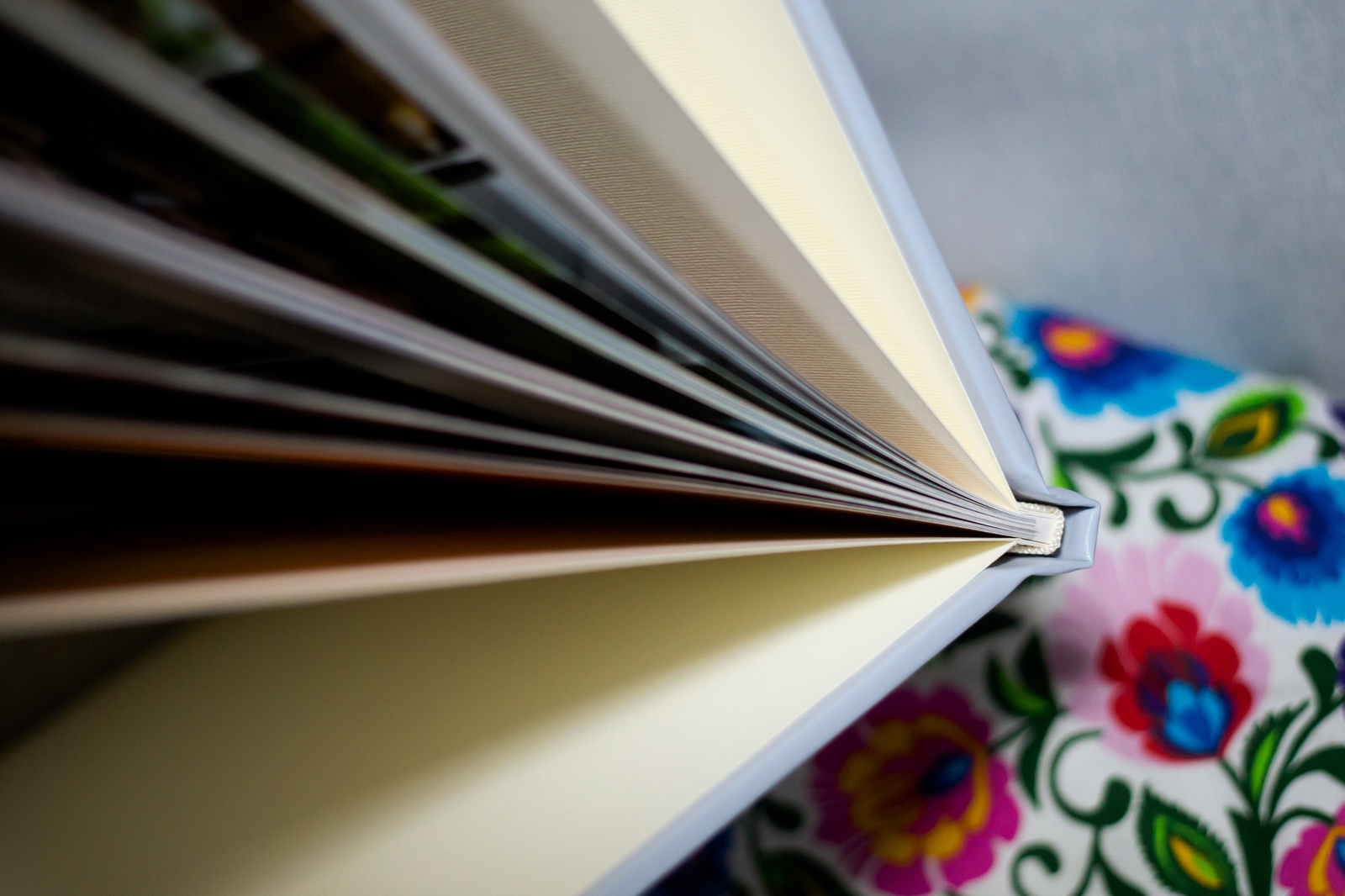 Elegancka fotoksiążka ze ślubu oprawiona w ekoskórę z okienkiem na zdjęcie