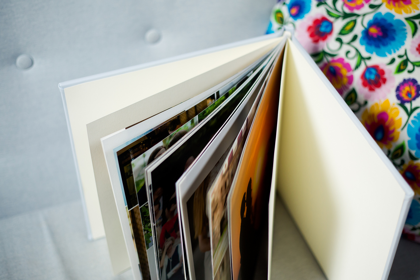 Elegancka fotoksiążka ze ślubu oprawiona w ekoskórę z okienkiem na zdjęcie