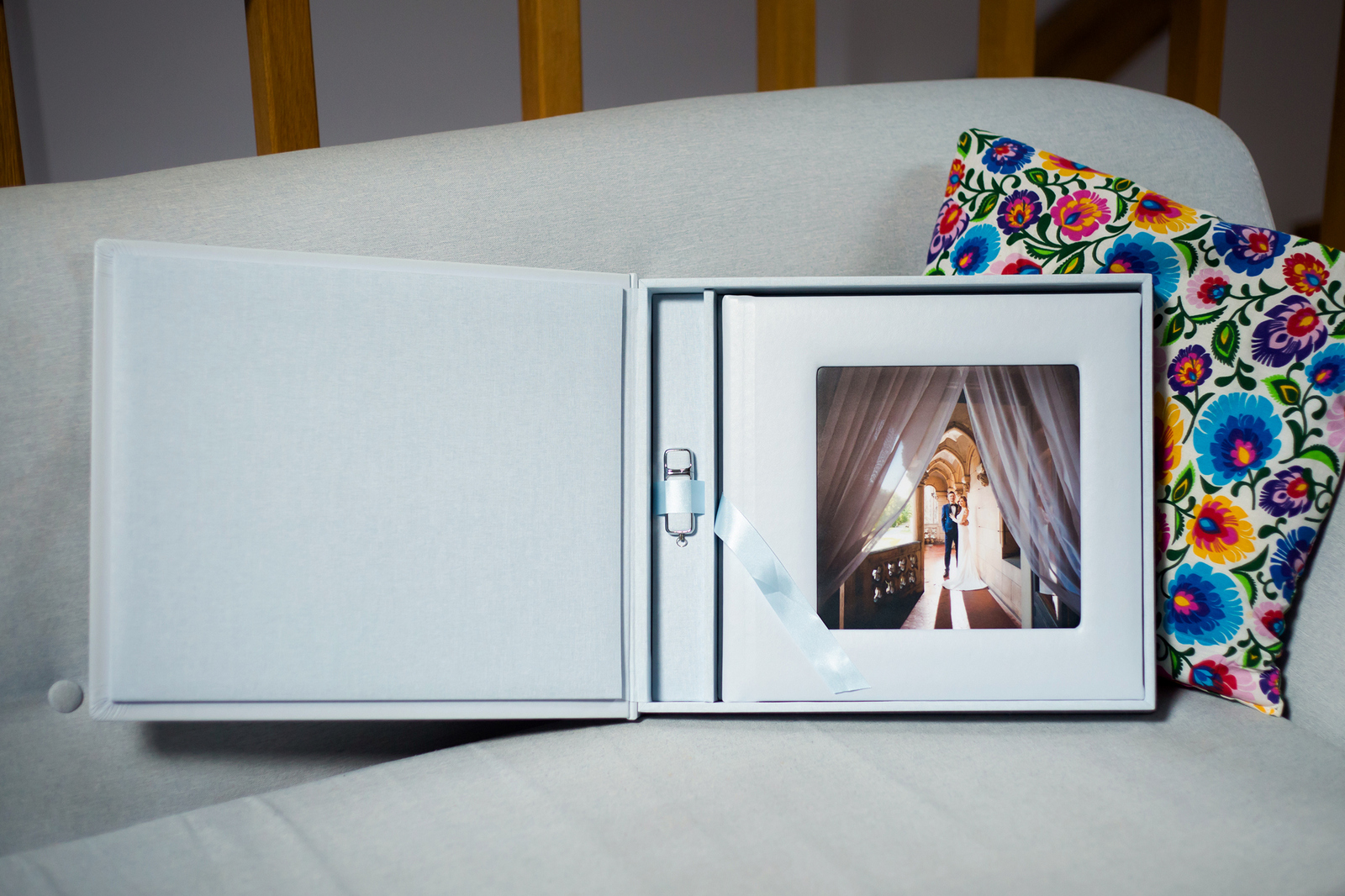 Elegancka fotoksiążka ze ślubu oprawiona w ekoskórę z okienkiem na zdjęcie