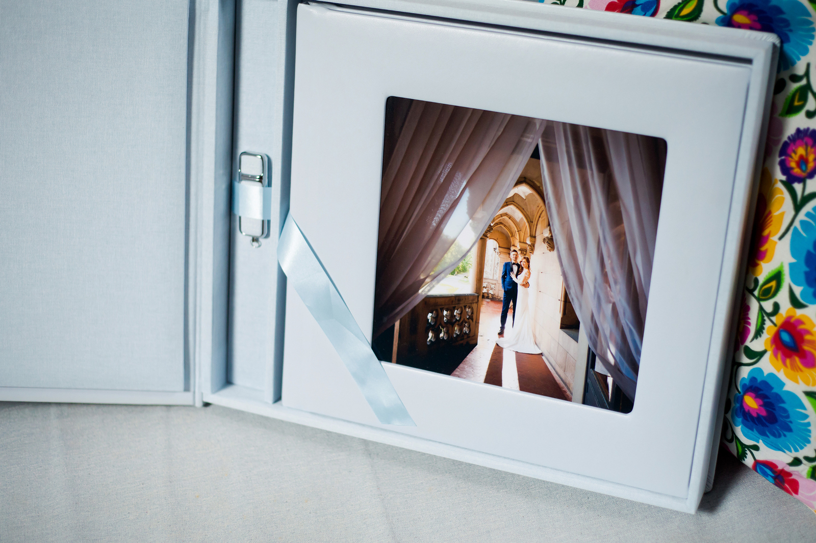 Elegancka fotoksiążka ze ślubu oprawiona w ekoskórę z okienkiem na zdjęcie