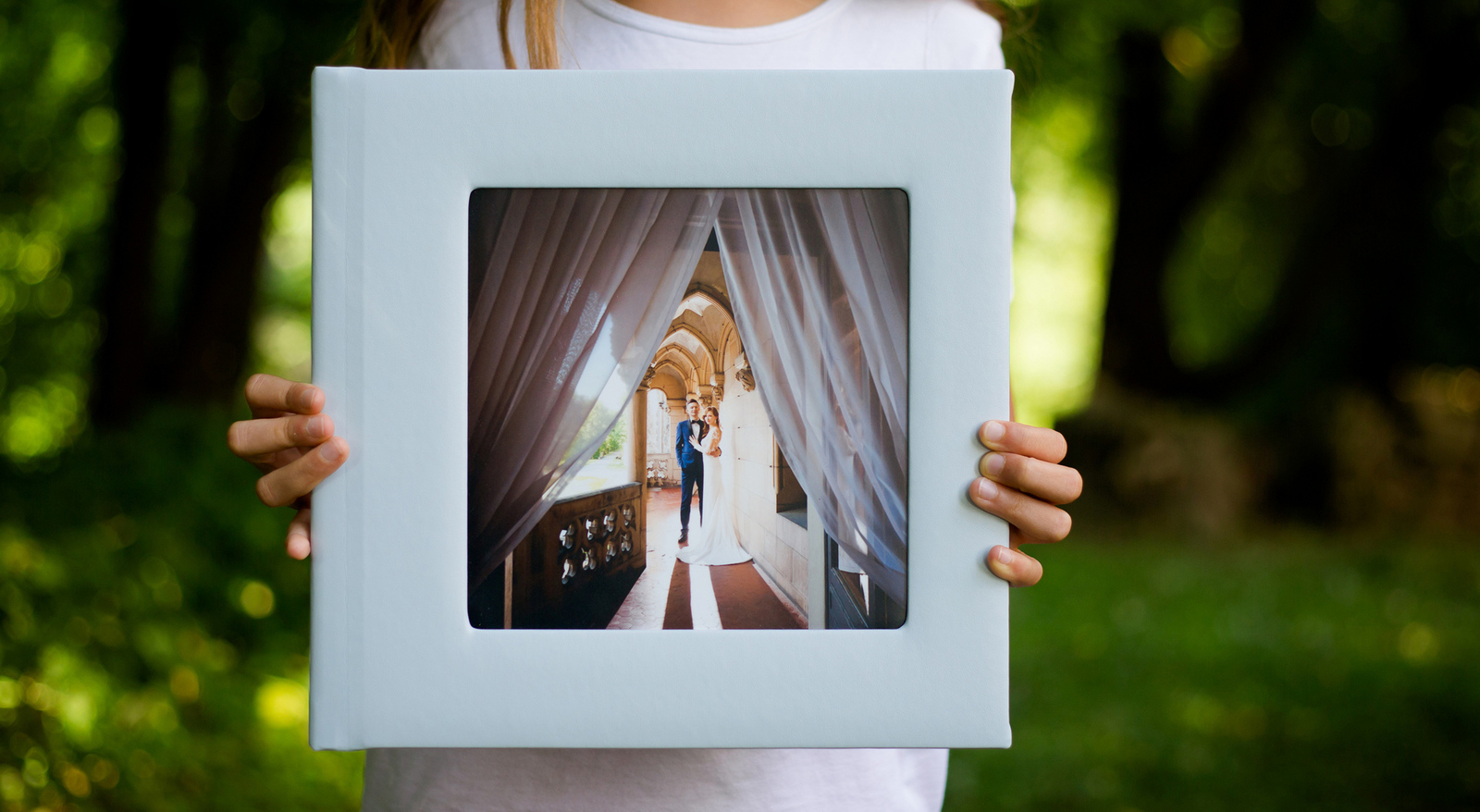 Elegancka fotoksiążka ze ślubu oprawiona w ekoskórę z okienkiem na zdjęcie