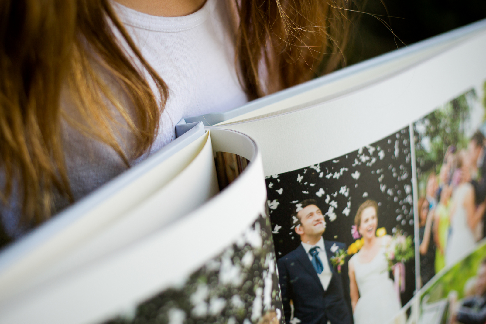 Elegancka fotoksiążka ze ślubu oprawiona w ekoskórę z okienkiem na zdjęcie