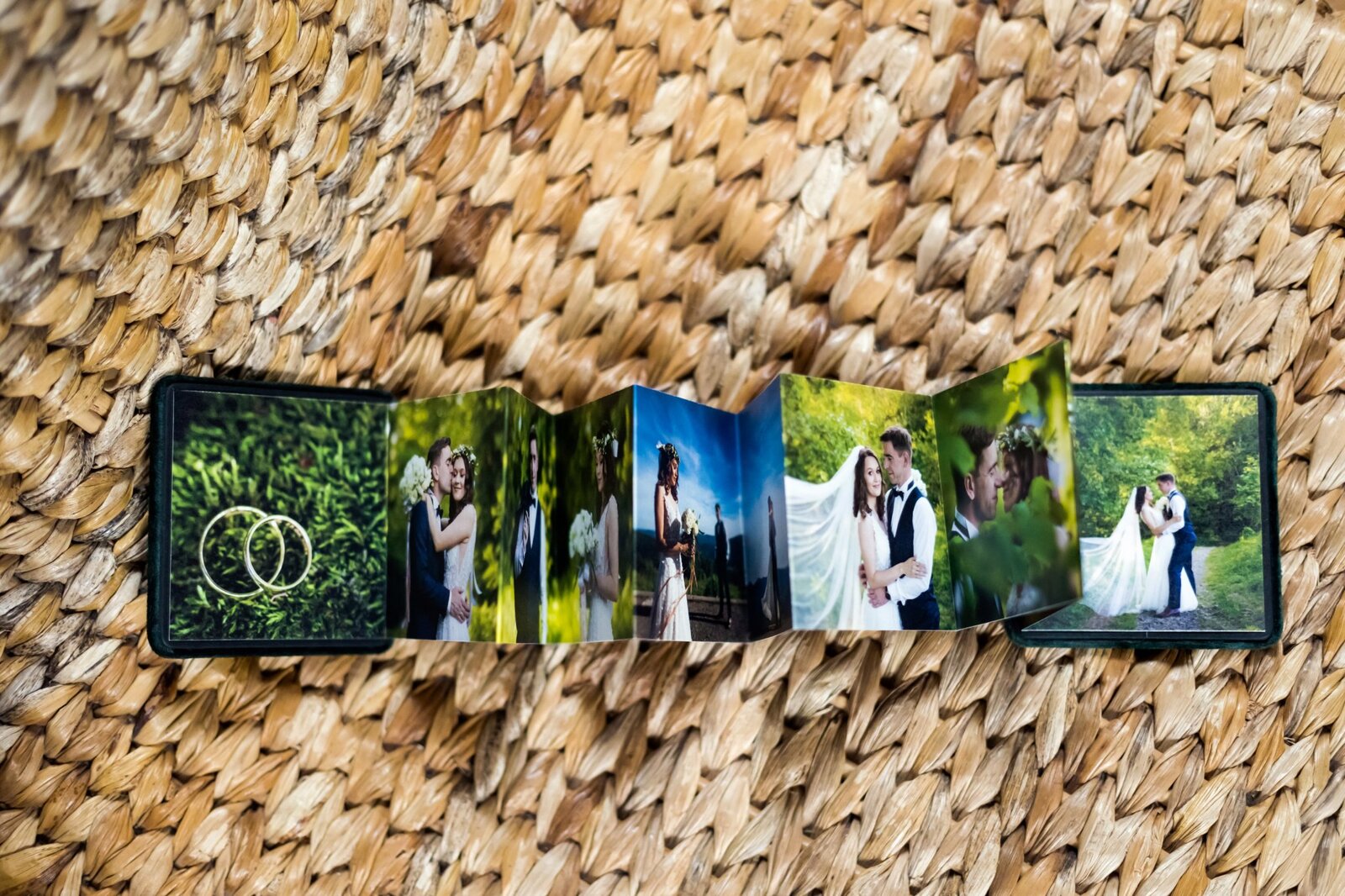 Oryginalne podziękowania dla gości weselnych, mini album ze ślubu oprawiony w zielony aksamit