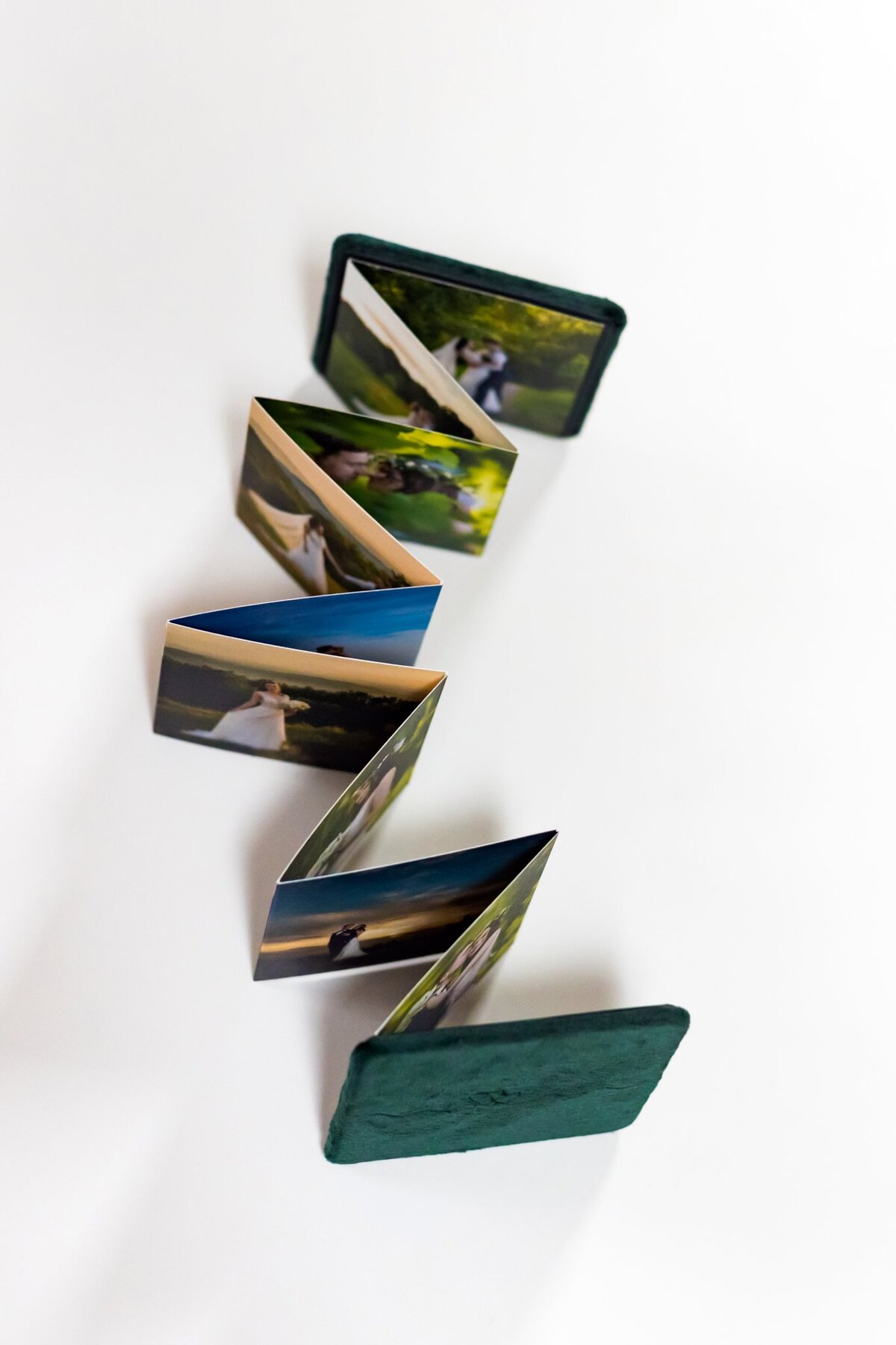 Oryginalne podziękowania dla gości weselnych, mini album ze ślubu oprawiony w zielony aksamit