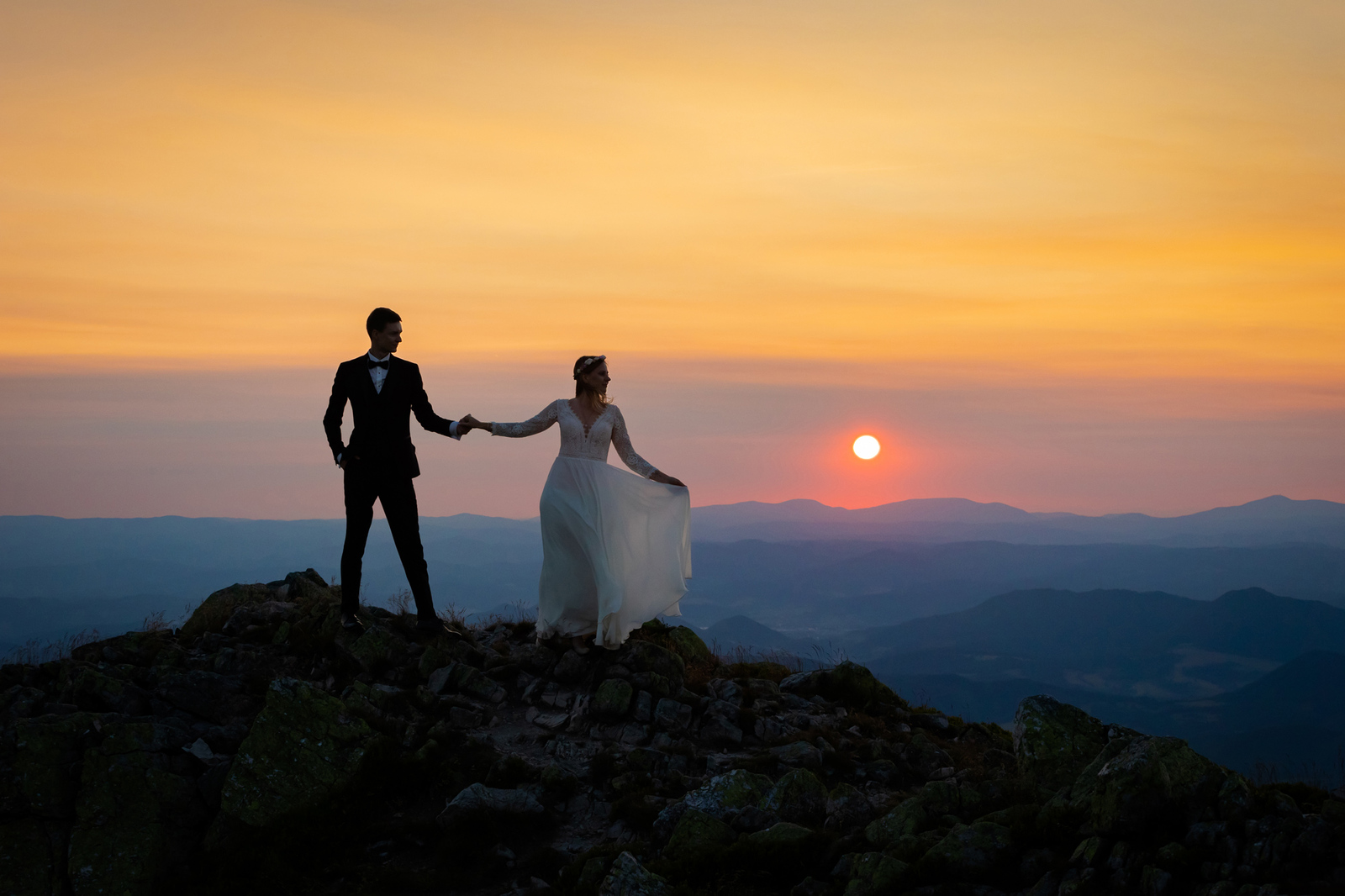 Sesja ślubna w górach, Para Młoda o zachodzie słońca na tle górskiej panoramy