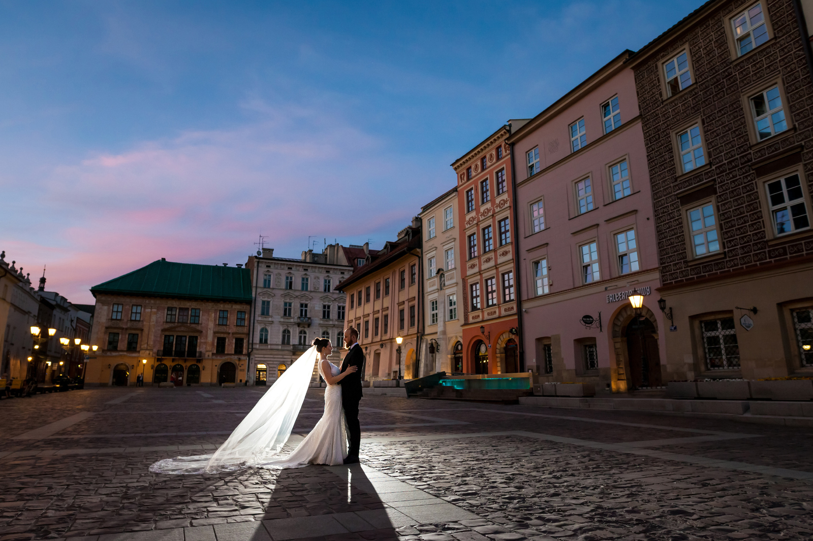 plener slubny na rynku w krakowie, sesja slubna w krakowie, plener slubny krakow, sesja slubna kraków, fotograf na slub krakow, fotografia slubna krakow, zdjecia slubne krakow, fotograf slubny krakow, zdjecia slubne slask, fotografia slubna slask, fotograf na slub slask, sesja slubna na krakowskim rynku, zdjecia slubne bielsko, fotografia slubna bielsko, fotografia slubna cieszyn