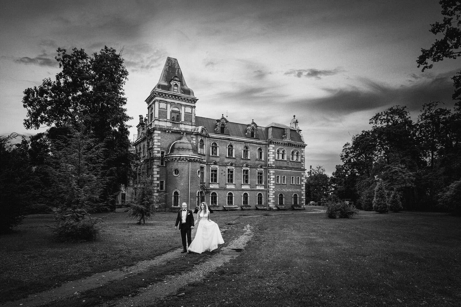 Plener ślubny w zamku, szczęśliwa para młoda w klimatycznych wnętrzach pałacu