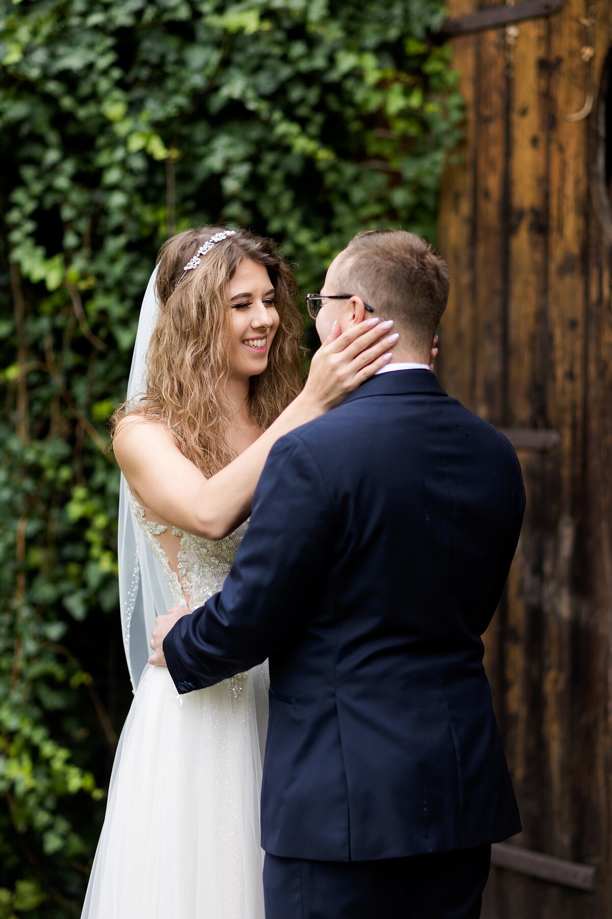 Plener ślubny w zamku, szczęśliwa para młoda w klimatycznych wnętrzach pałacu