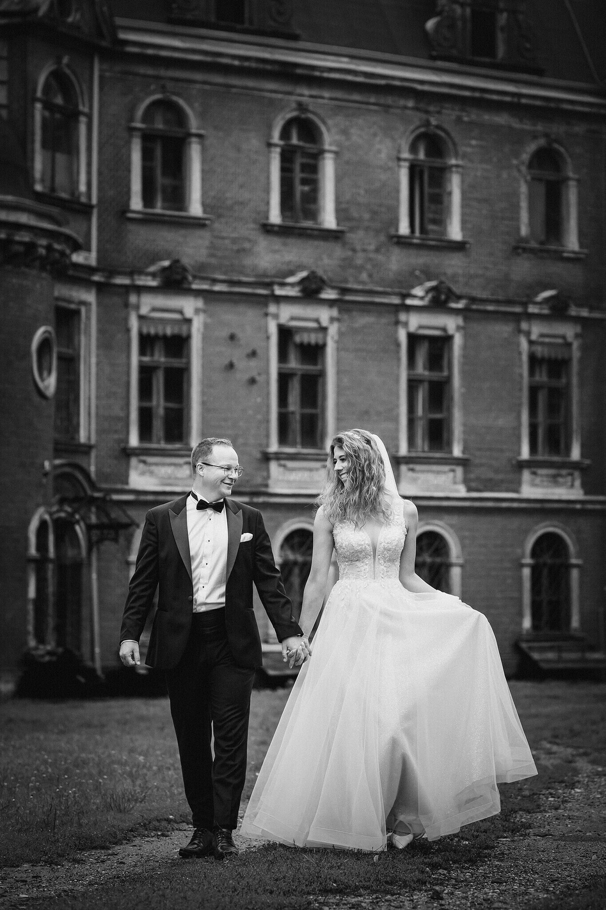 Plener ślubny w zamku, szczęśliwa para młoda w klimatycznych wnętrzach pałacu