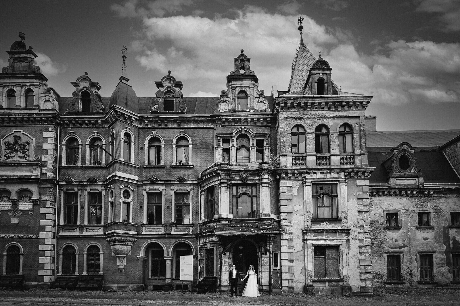 Plener ślubny w zamku, szczęśliwa para młoda w klimatycznych wnętrzach pałacu