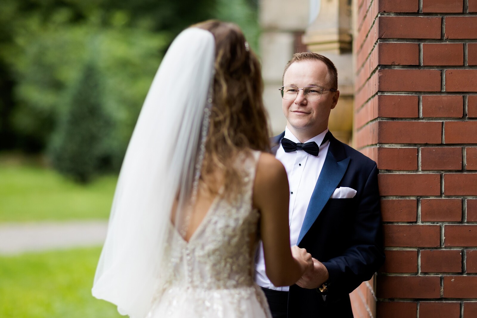 Plener ślubny w zamku, szczęśliwa para młoda w klimatycznych wnętrzach pałacu