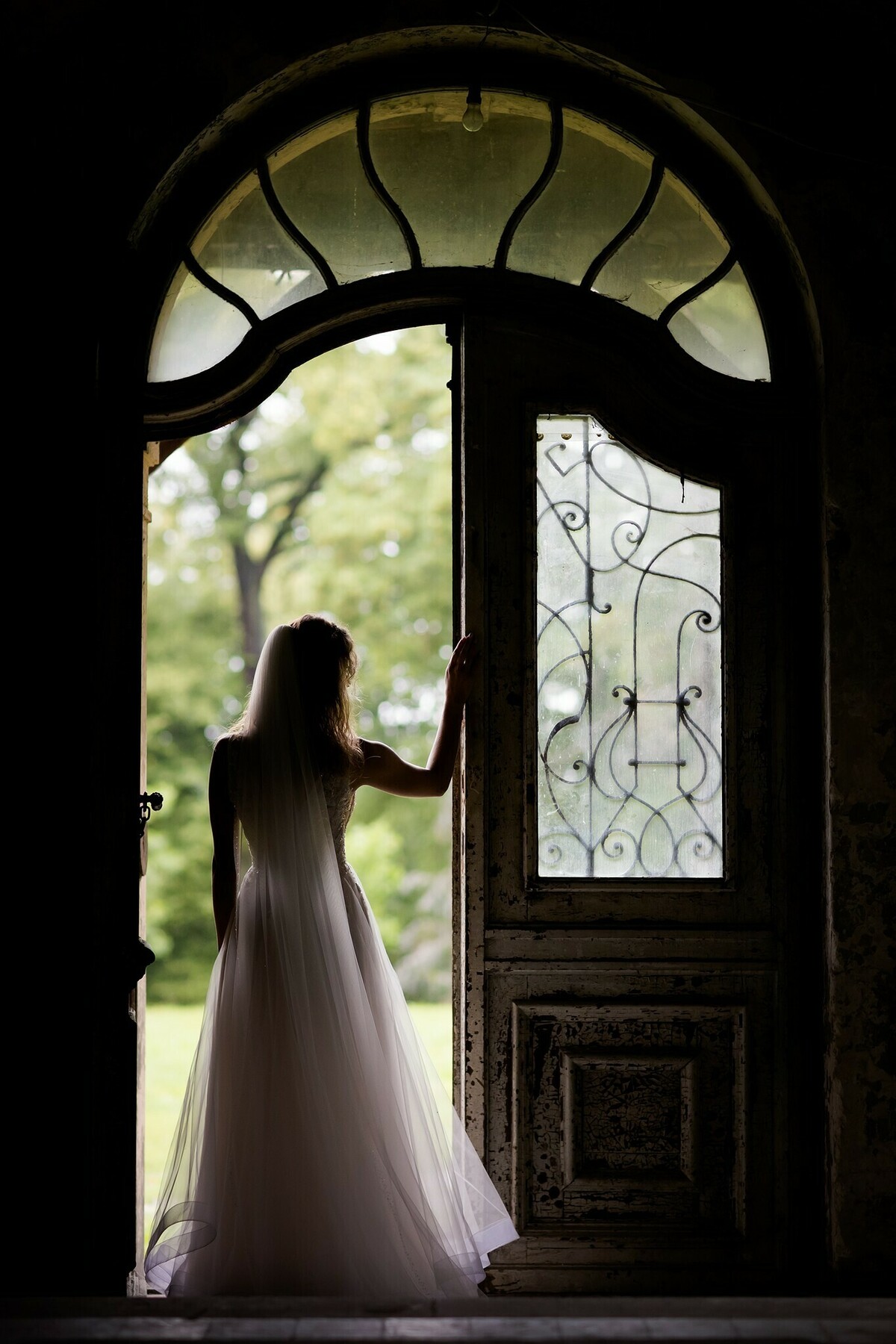 Plener ślubny w zamku, szczęśliwa para młoda w klimatycznych wnętrzach pałacu