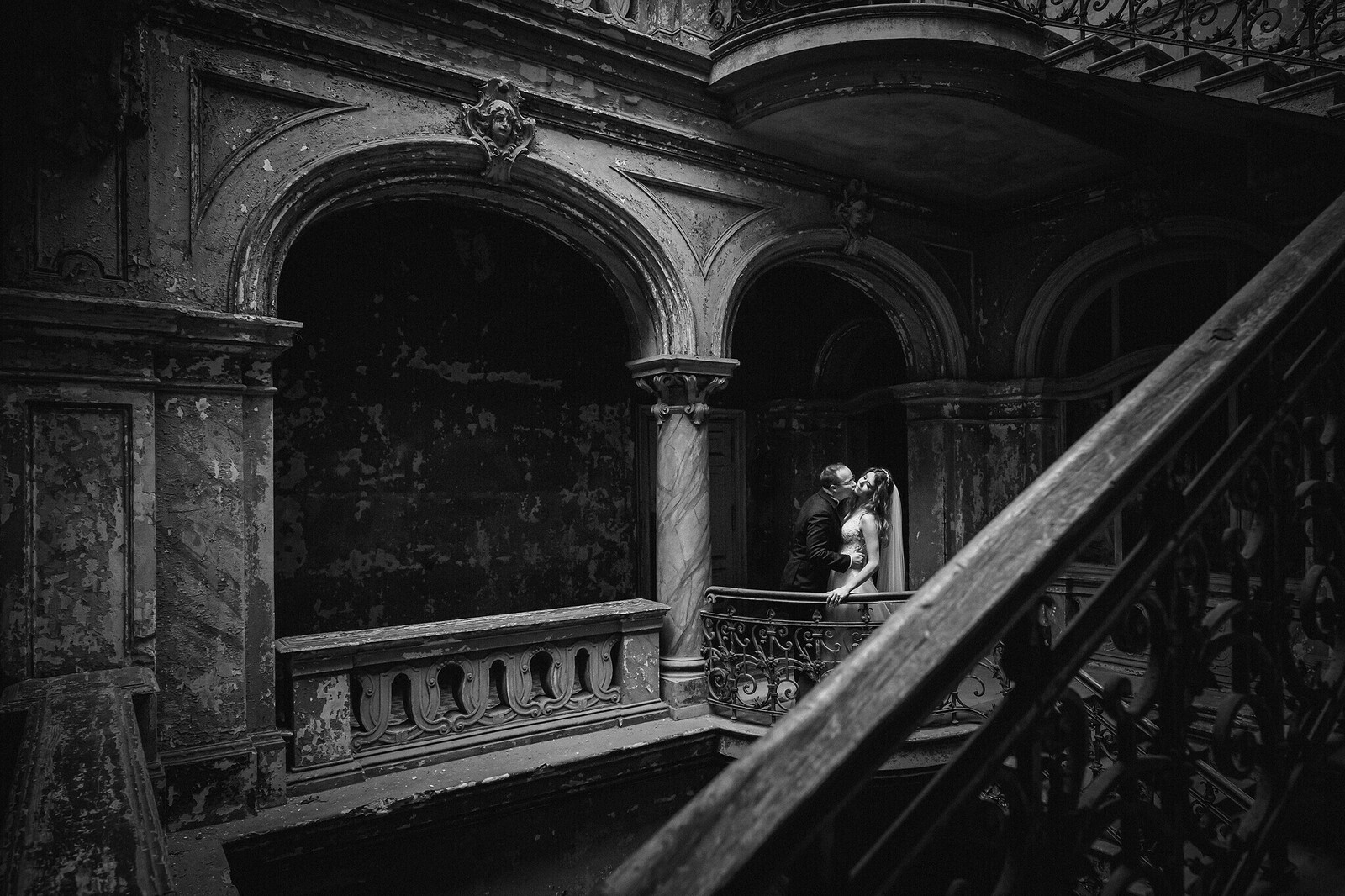 Plener ślubny w zamku, szczęśliwa para młoda w klimatycznych wnętrzach pałacu