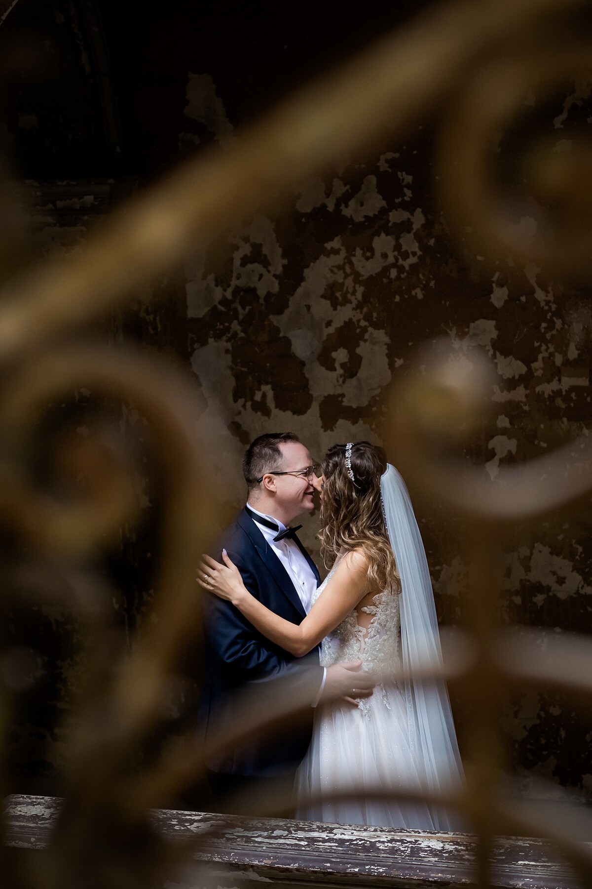 Plener ślubny w zamku, szczęśliwa para młoda w klimatycznych wnętrzach pałacu