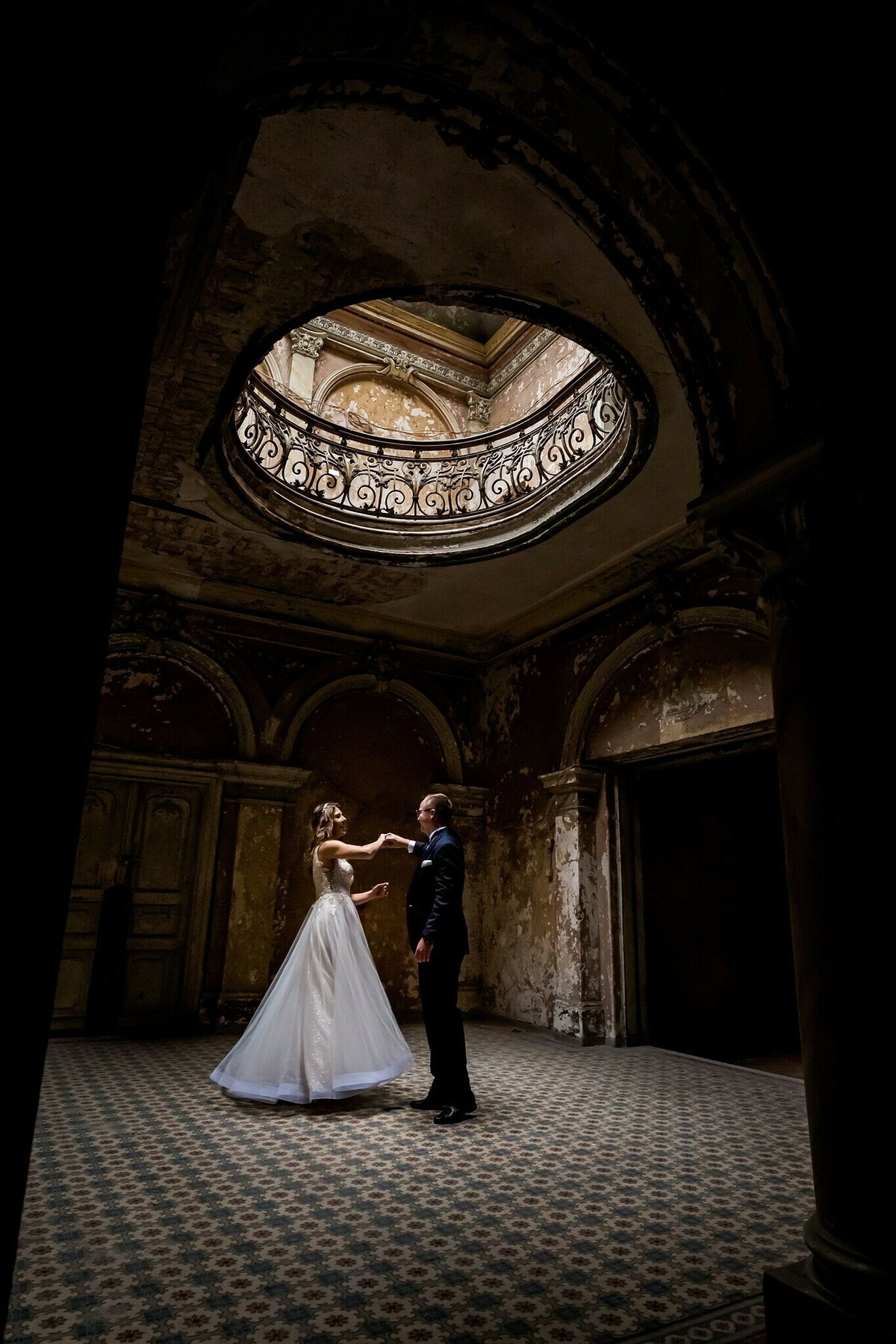 Plener ślubny w zamku, szczęśliwa para młoda w klimatycznych wnętrzach pałacu