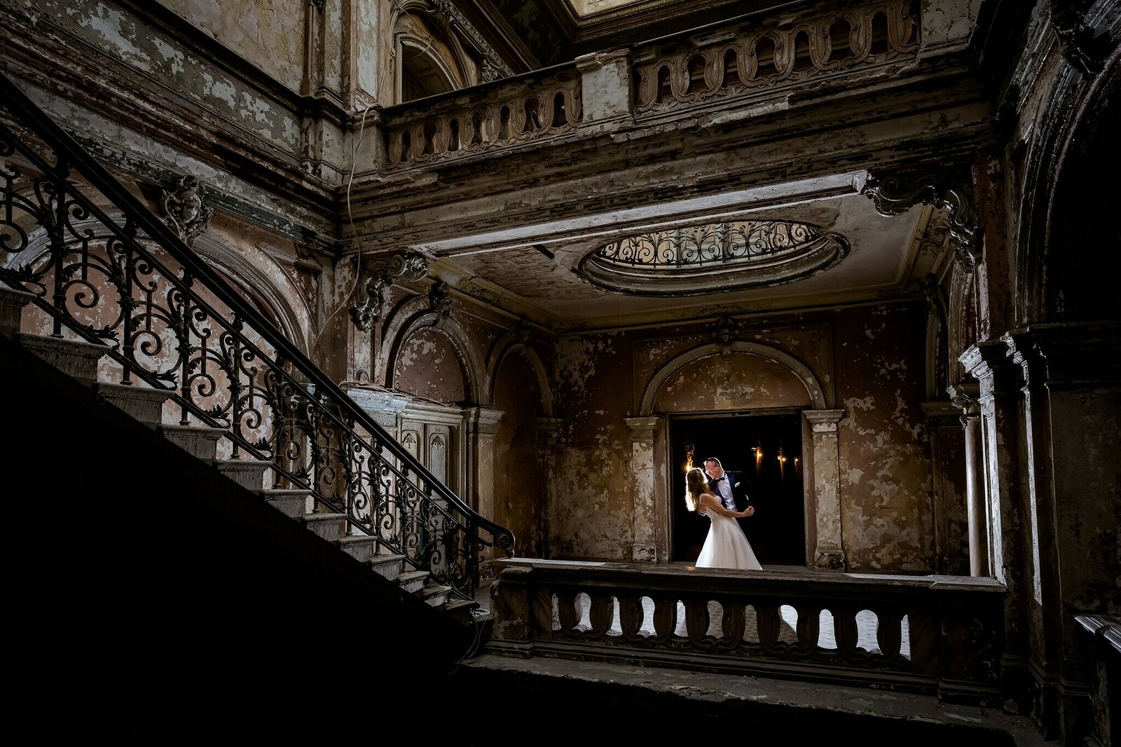 Plener ślubny w zamku, szczęśliwa para młoda w klimatycznych wnętrzach pałacu