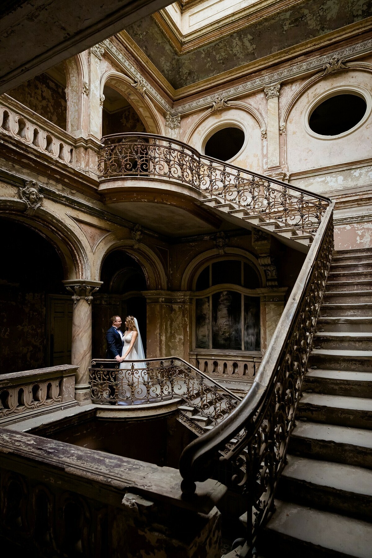 Plener ślubny w zamku, szczęśliwa para młoda w klimatycznych wnętrzach pałacu
