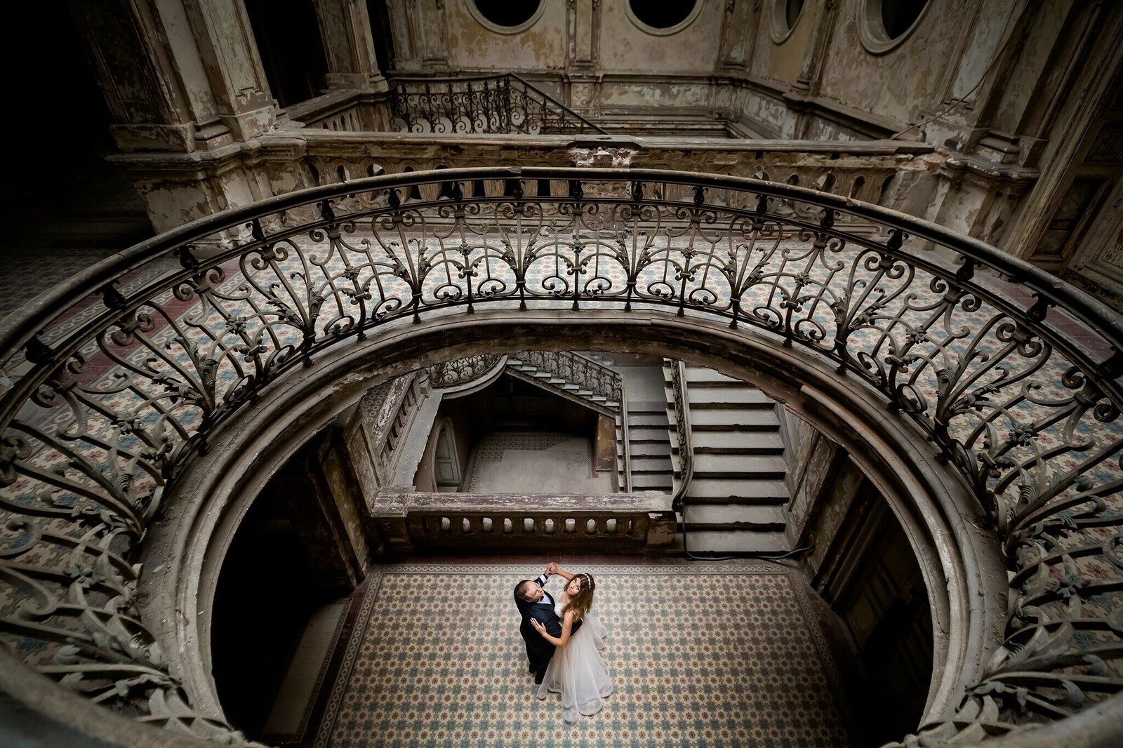 Plener ślubny w zamku, szczęśliwa para młoda w klimatycznych wnętrzach pałacu