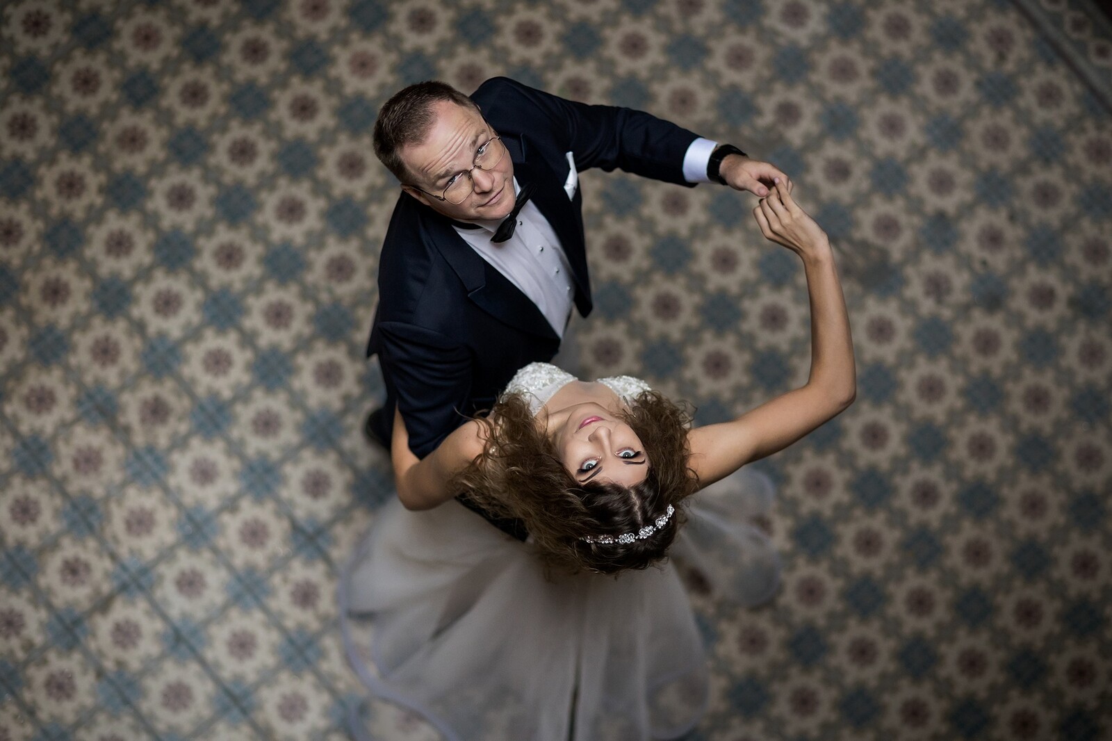 Plener ślubny w zamku, szczęśliwa para młoda w klimatycznych wnętrzach pałacu