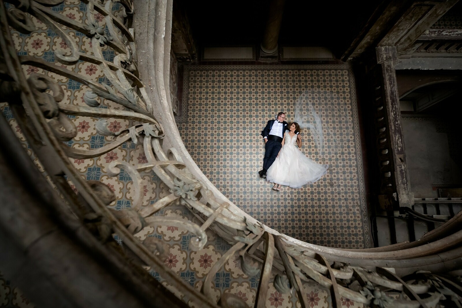 Plener ślubny w zamku, szczęśliwa para młoda w klimatycznych wnętrzach pałacu