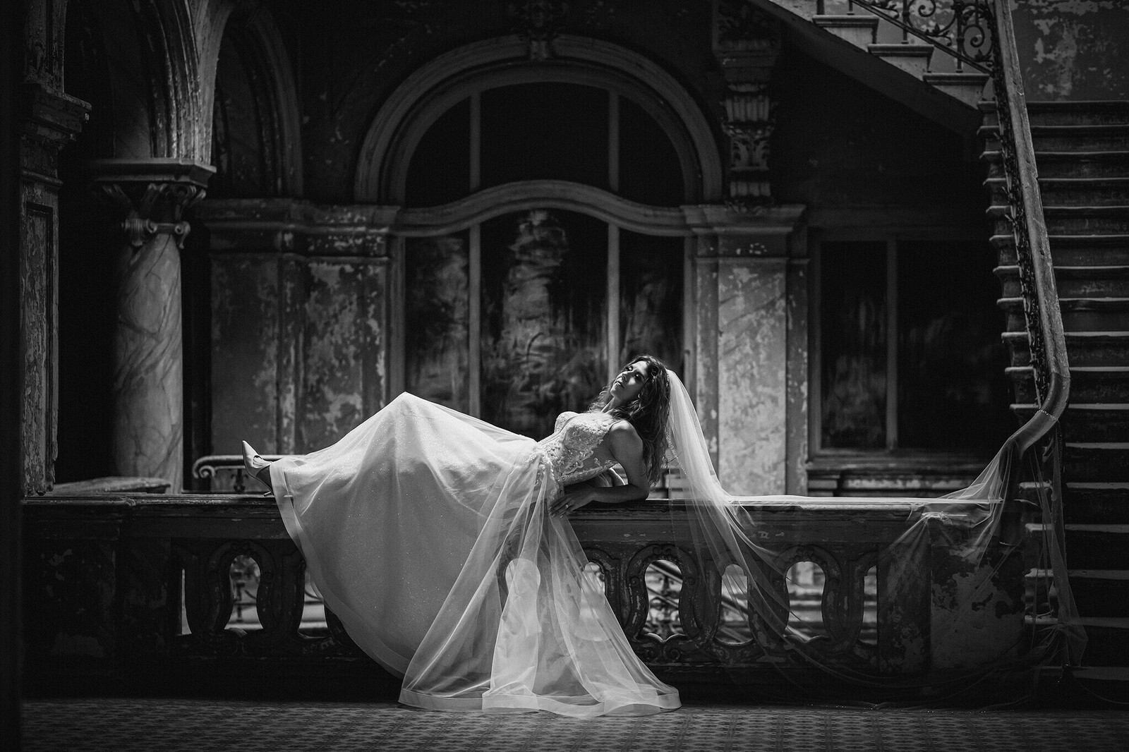 Plener ślubny w zamku, szczęśliwa para młoda w klimatycznych wnętrzach pałacu