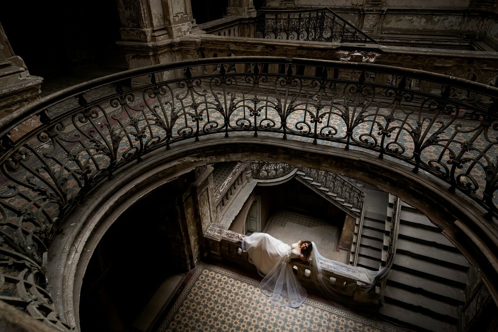 Plener ślubny w zamku, szczęśliwa para młoda w klimatycznych wnętrzach pałacu