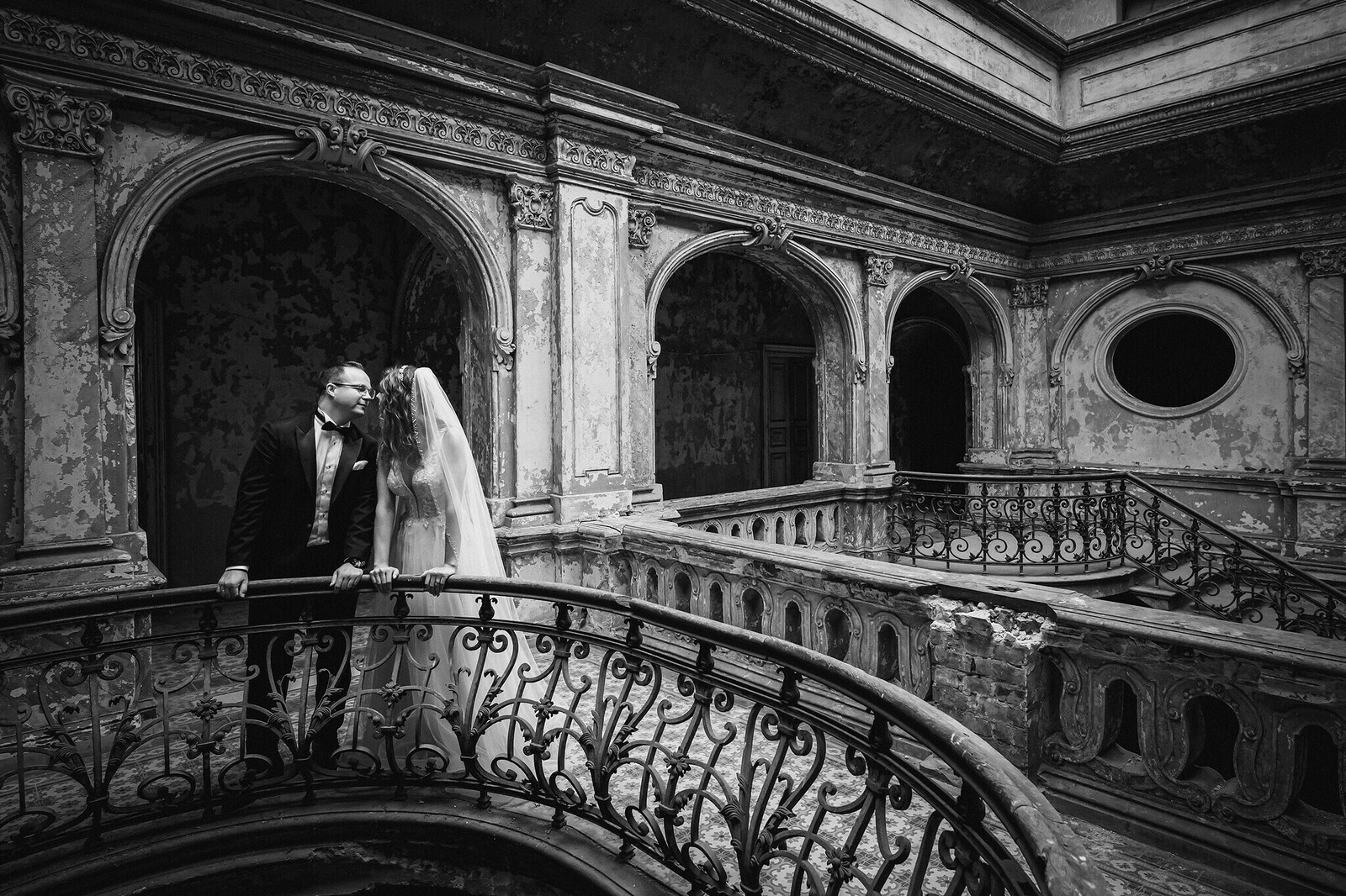 Plener ślubny w zamku, szczęśliwa para młoda w klimatycznych wnętrzach pałacu