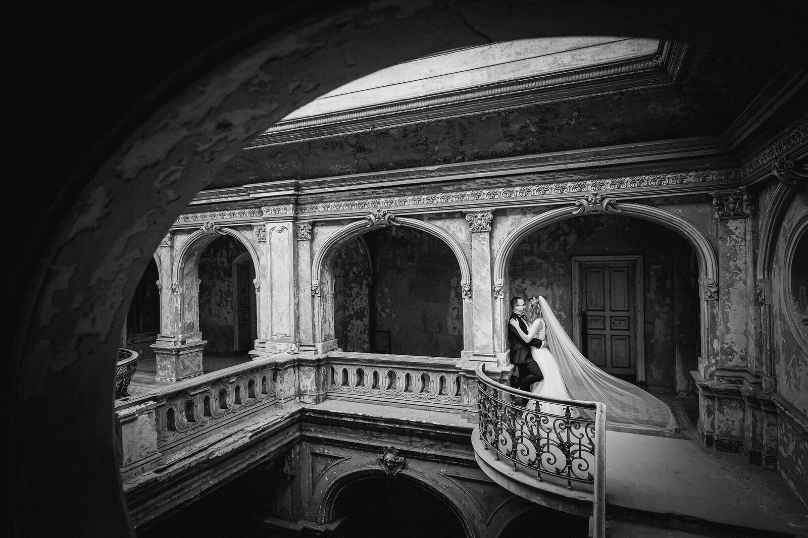 Plener ślubny w zamku, szczęśliwa para młoda w klimatycznych wnętrzach pałacu, fotografia ślubna