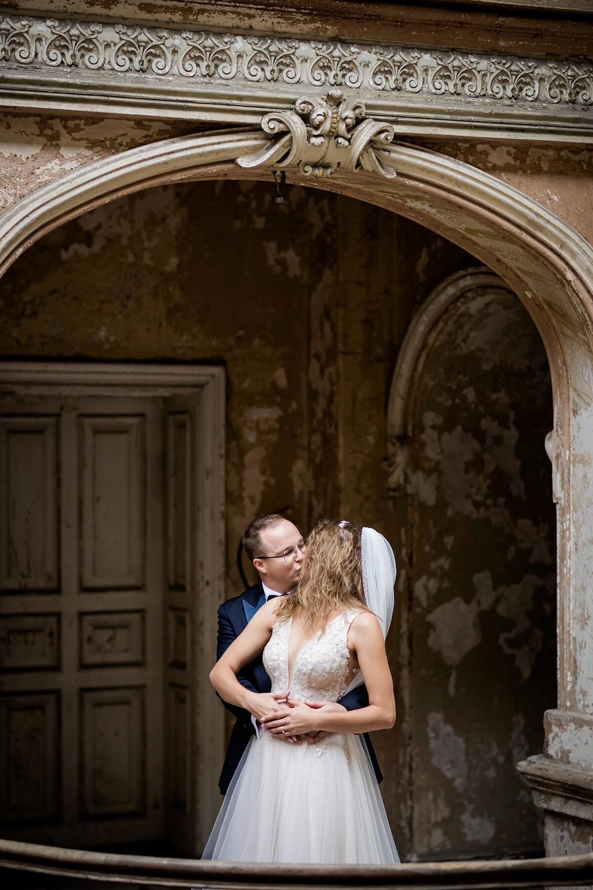 Plener ślubny w zamku, szczęśliwa para młoda w klimatycznych wnętrzach pałacu, fotografia ślubna