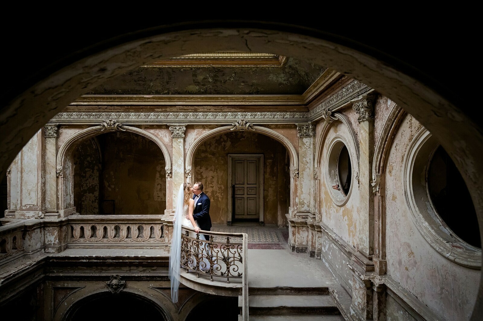Plener ślubny w zamku, szczęśliwa para młoda w klimatycznych wnętrzach pałacu, fotografia ślubna